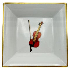 Plat à valet en porcelaine à motif de violon