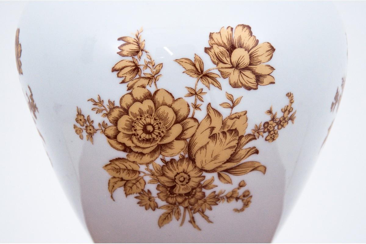 Dekorative Vase, Zeichen. Bareuther Waldsassen, Deutschland.
Abmessungen: Höhe 24,5 cm / Ø. 16 cm
1mm Chip am Bein.





 