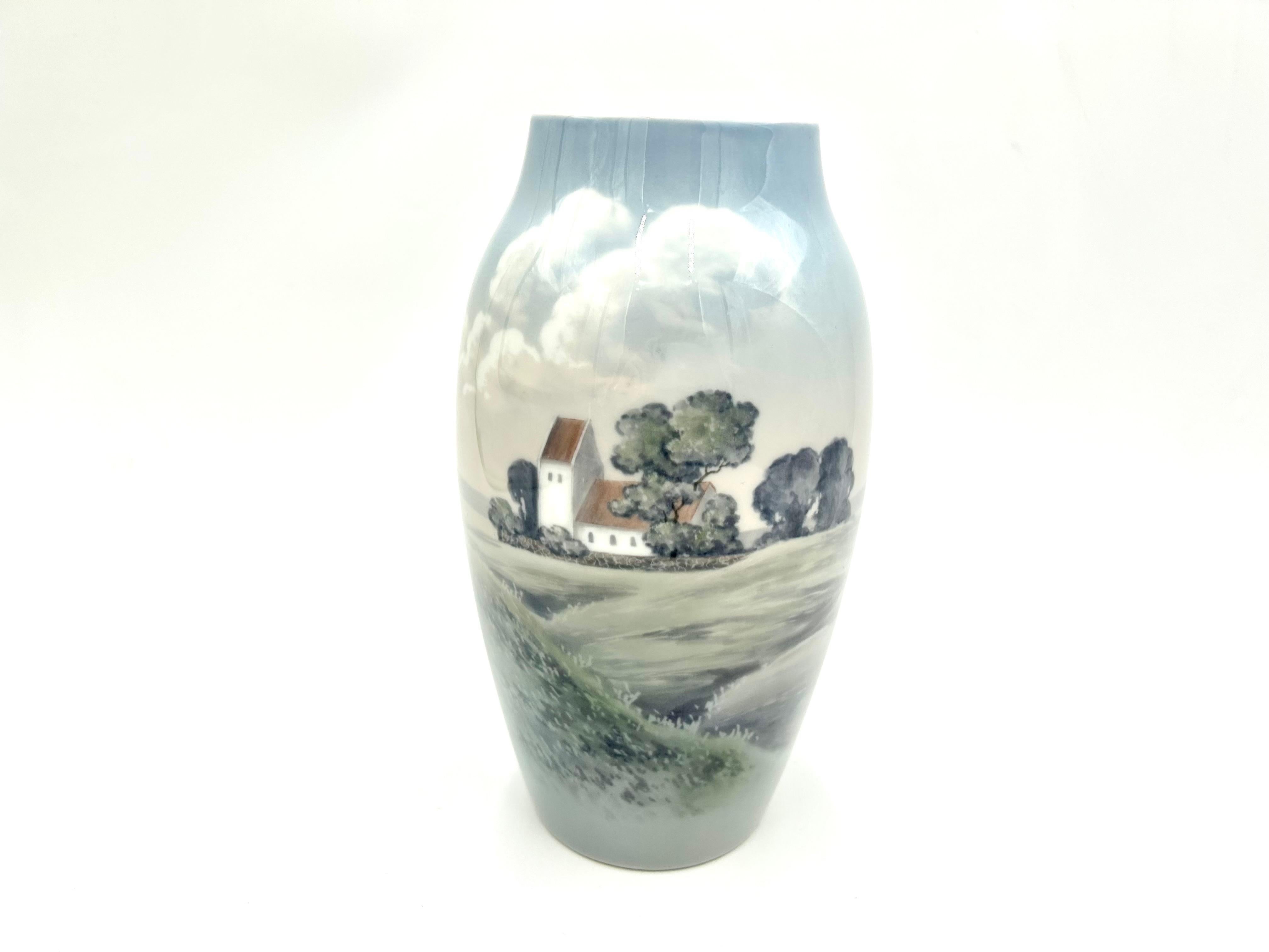 Porcelain vase with a rural view.

Produced by the Danish manufactory Bing & Grondahl in the 1960s.

Very good condition

Measure: height: 25cm

diameter: 10cm.