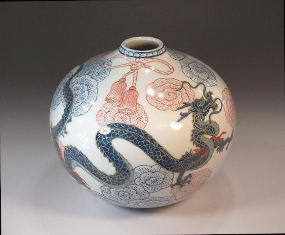 Vase contemporain japonais en porcelaine décorative, peint à la main en rouge et bleu sur un corps ovoïde en porcelaine de belle forme, une pièce signée par un maître artiste japonais en porcelaine largement acclamé dans la tradition Imari-Arita. En