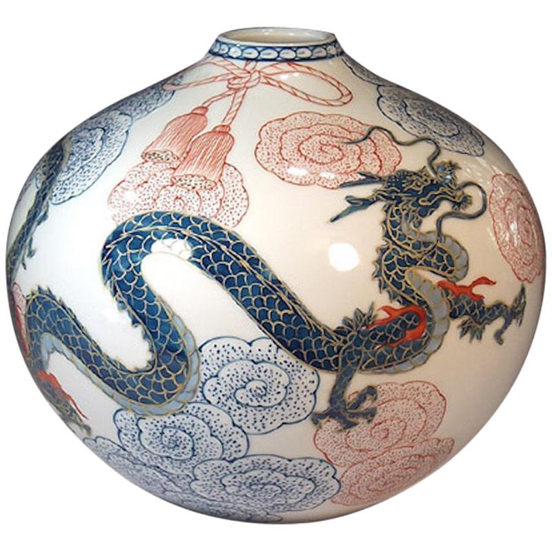 Vase en porcelaine bleu et rouge par un maître artiste japonais contemporain