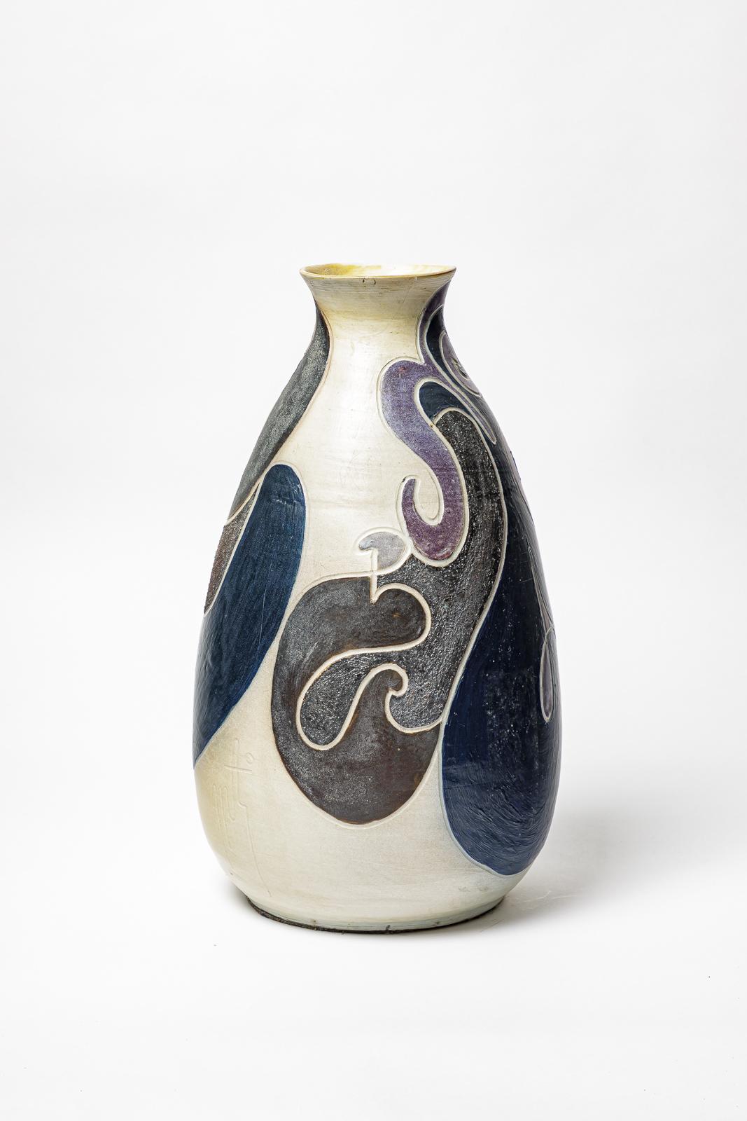 Porzellanvase von Georges Martin.
Künstlermonogramm auf dem Sockel. CIRCA 1970-1980.
H : 17,3 x 9,8 Zoll.
