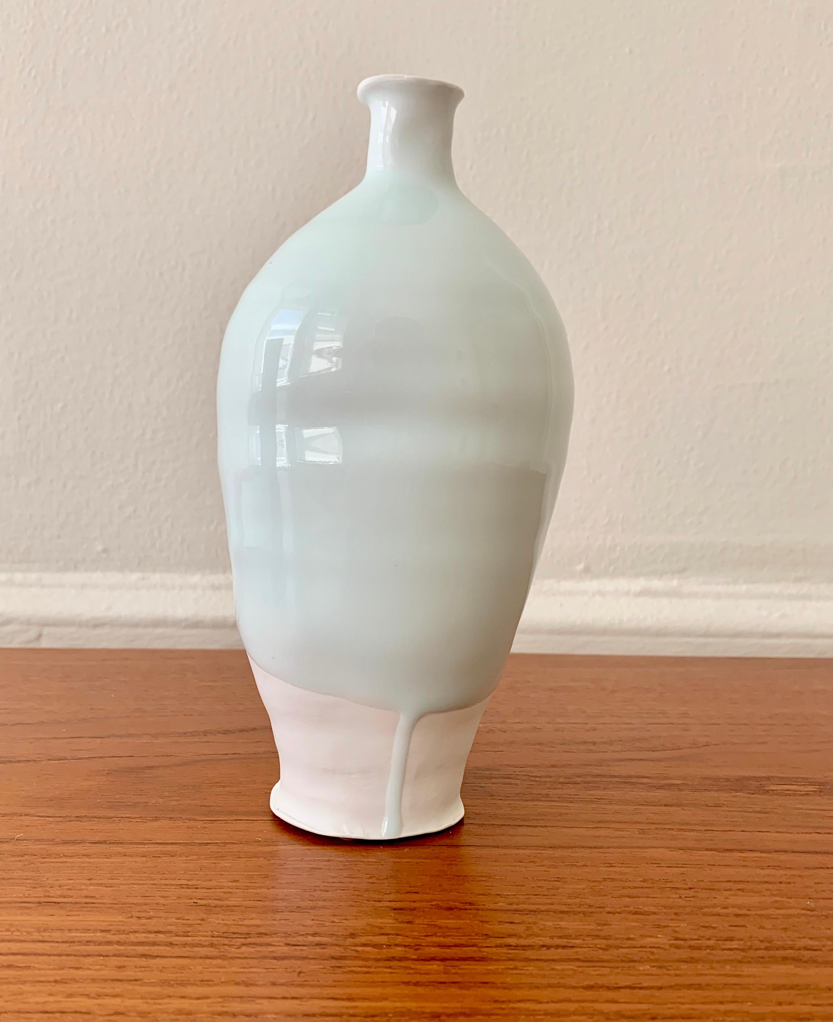 Pale blue celadon glazed porcelain vase by Kato Tsubusa (b. 1962)

Incised with maker's mark, together with a signed wooden box,

Japan, late 20th century.