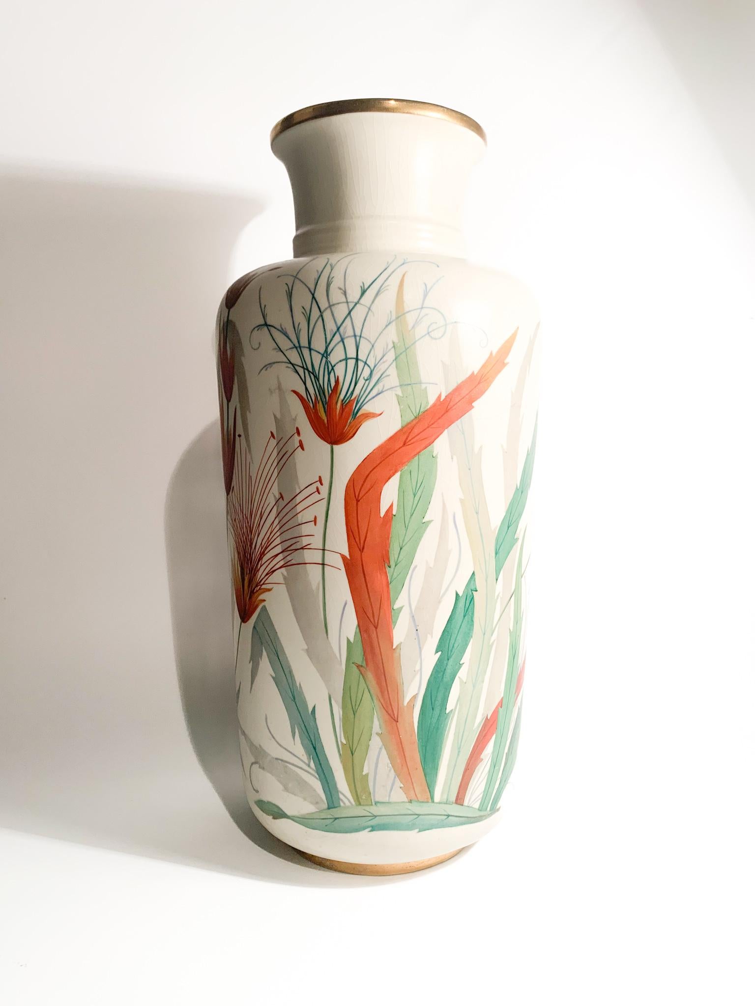 Vase en céramique de Richard Ginori peint à la main avec des motifs floraux, fabriqué dans les années 1920

Ø 20 cm h 46 cm

Entreprise d'origine lombarde fondée en 1896 lorsque le marquis Carlo Ginori, passionné d'or blanc, arrive à Doccia pour y