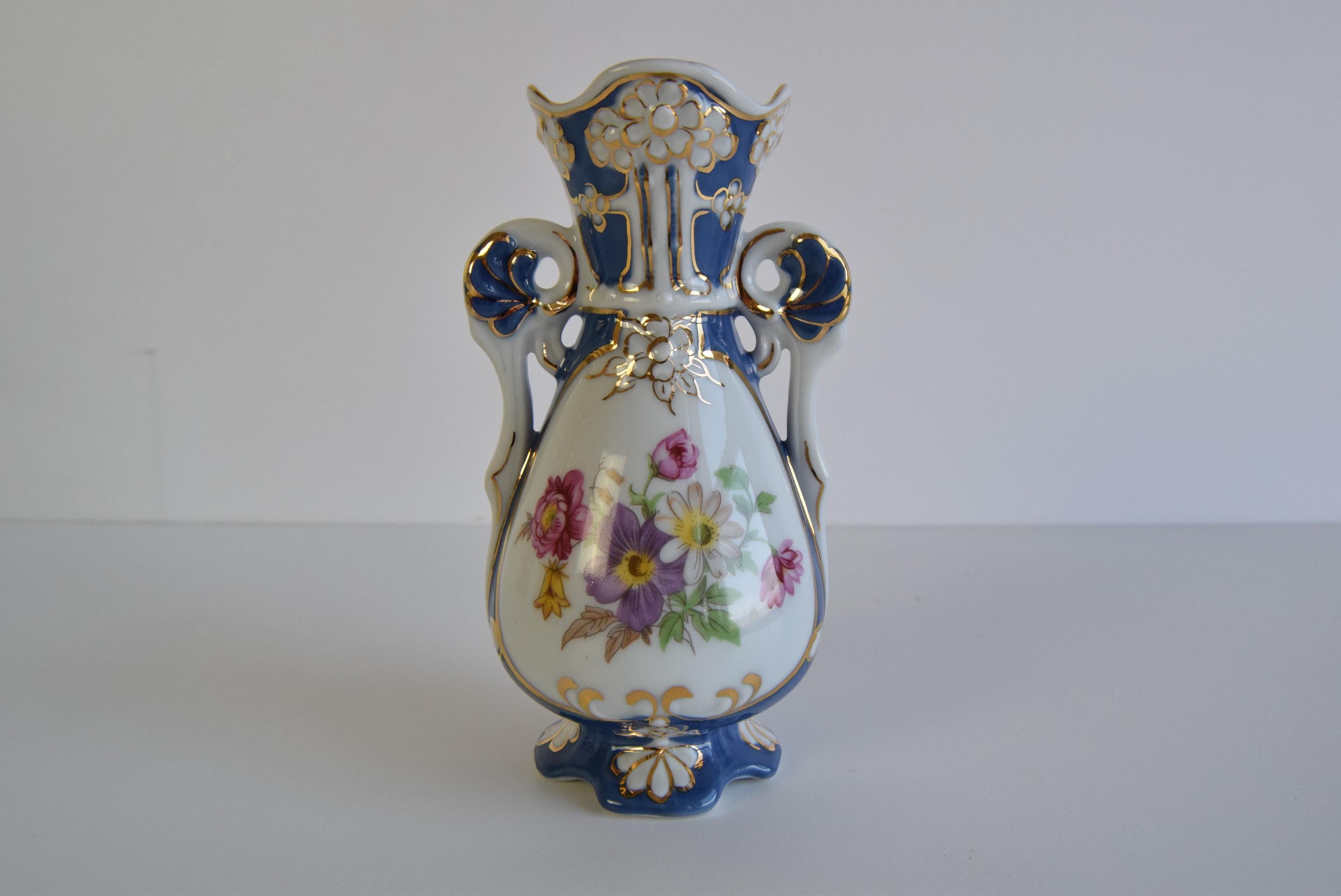 
Anfora a due orecchie marcata Royal Dux Bohemia.
Dipinto a mano, decorato con decorazioni dorate e blu cobalto
Bella decorazione
Condizioni originali