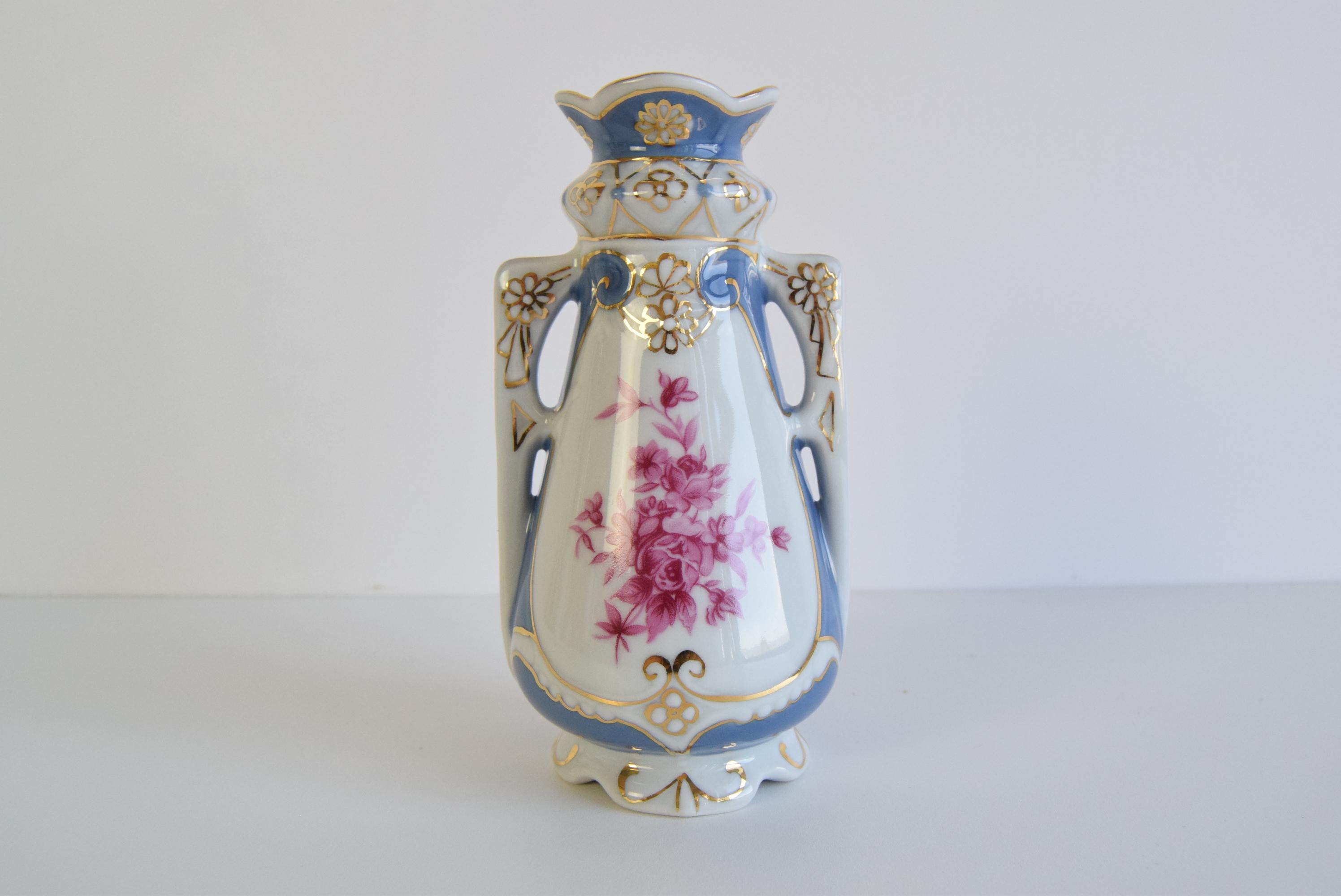 
Marked two-ear amphora Royal Dux Bohemia.
Hand painted, decorated with gold decor
Beautiful decoration
Original condition