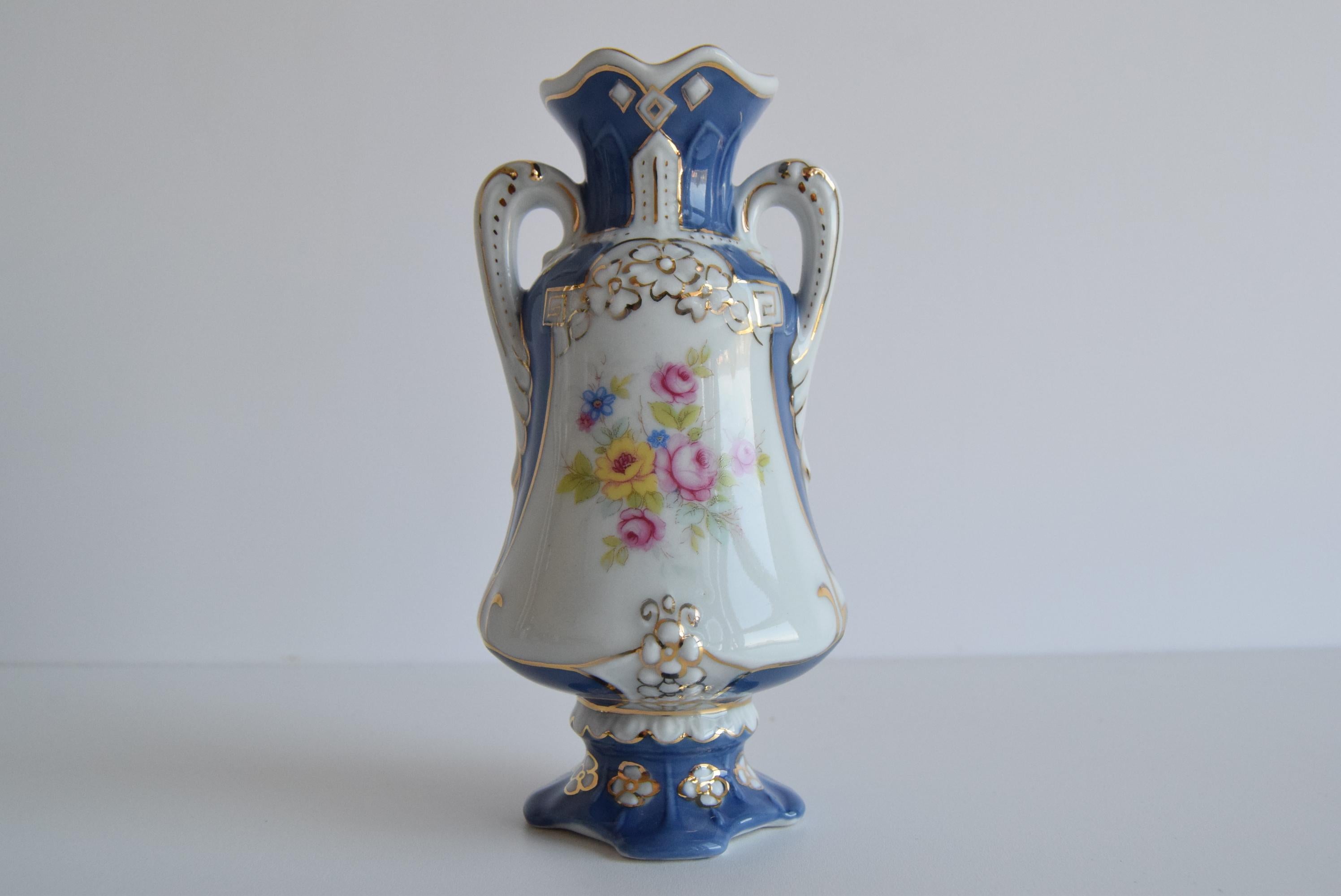 
Anfora a due orecchie marcata Royal Dux Bohemia.
Dipinto a mano, decorato con decorazioni in oro 
Bella decorazione
Condizioni originali