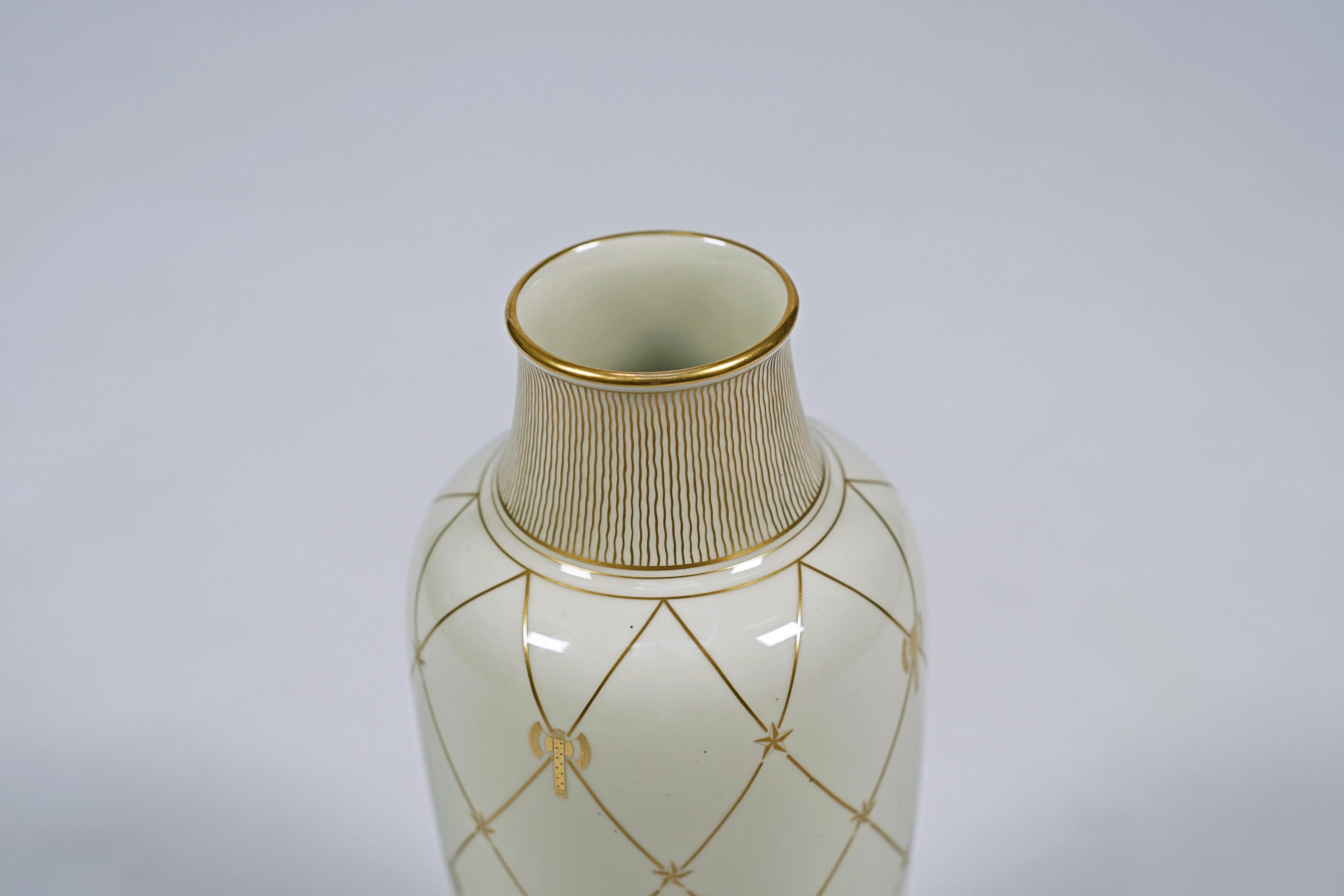 Porzellanvase im Art déco-Stil aus Sèvres. Die Vase zeigt eine 