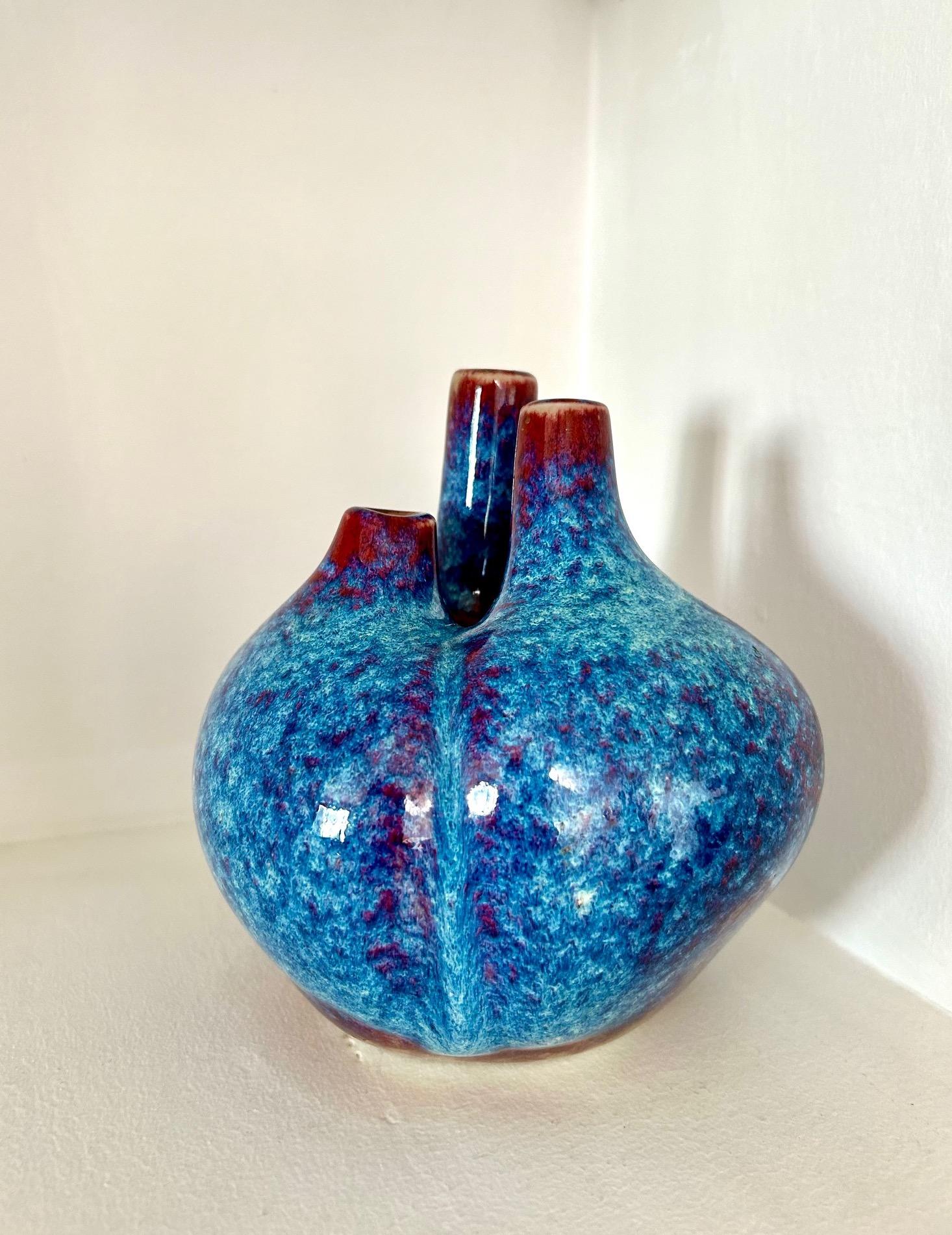 Jarrón trilobulado de Tim Orr de los años 70.
Raro esmaltado policromo luminoso.

Nacido en 1940, Tim Orr es un escultor, ceramista y pintor inglés. Vive y trabaja en Francia desde 1960.
Trabajó con su esposa en varios proyectos: decoraciones