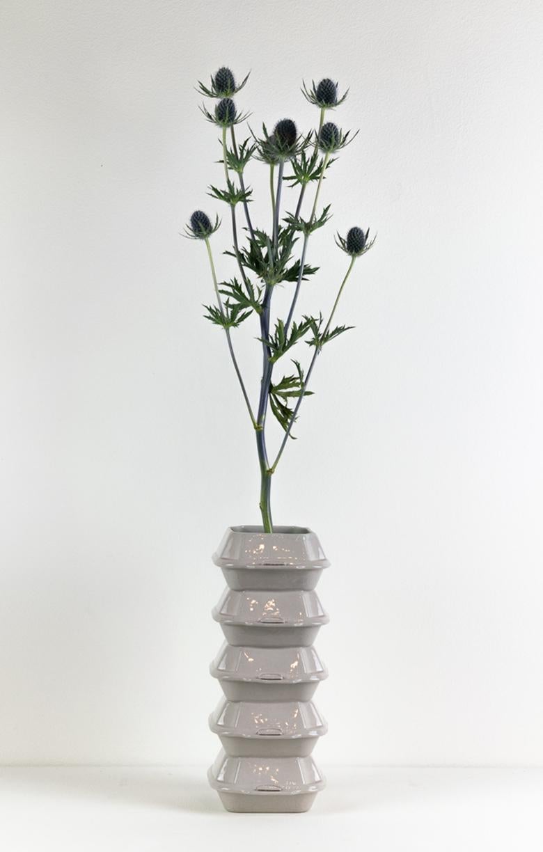 Américain Vase en porcelaine, récipients à emporter sculpturaux faits à la main  en vente