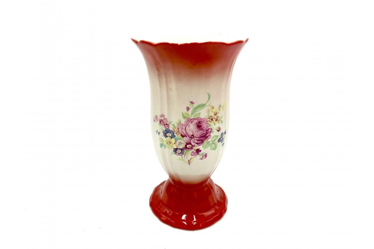 A vase made of porcelite, decorated with a floral motif
Signed Chodziez. Made in Poland in the 1950s
Very good condition
Measures: Height 26cm, diameter 15cm.

