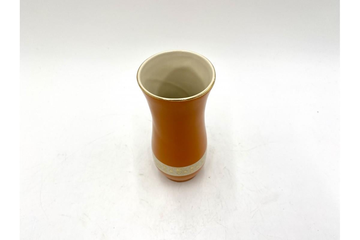 Orcelain vase from the Chodziez manufactory, Poland. The mark used in the years 1948-1964. Orange color with golden elements. Very good condition, one clear scratch in the photo.

Dimensions: Height: 14cm; Width: 6cm.
