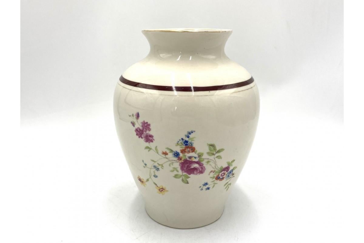 Ecru vase produced by the Porcelain Factory in Chodzież, Poland in the mid-20th century.

Very good condition

height 23 cm, diameter 15 cm