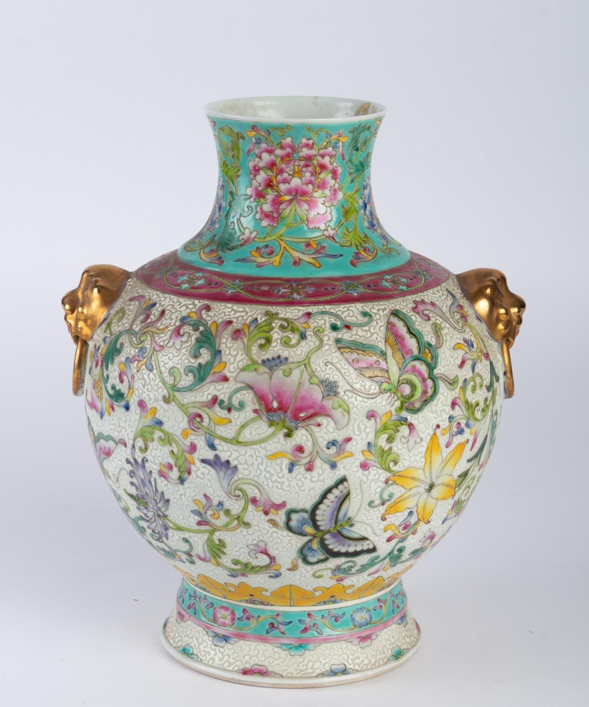 Porcelain vase decorated with floral scrolls, taken in the shape of a golden Fô dog's head.
Apocryphal Kien-Long stamp, China, Republic period circa 1960.
Perfect condition.

Measures: H 28 cm, D 22.5 cm.
