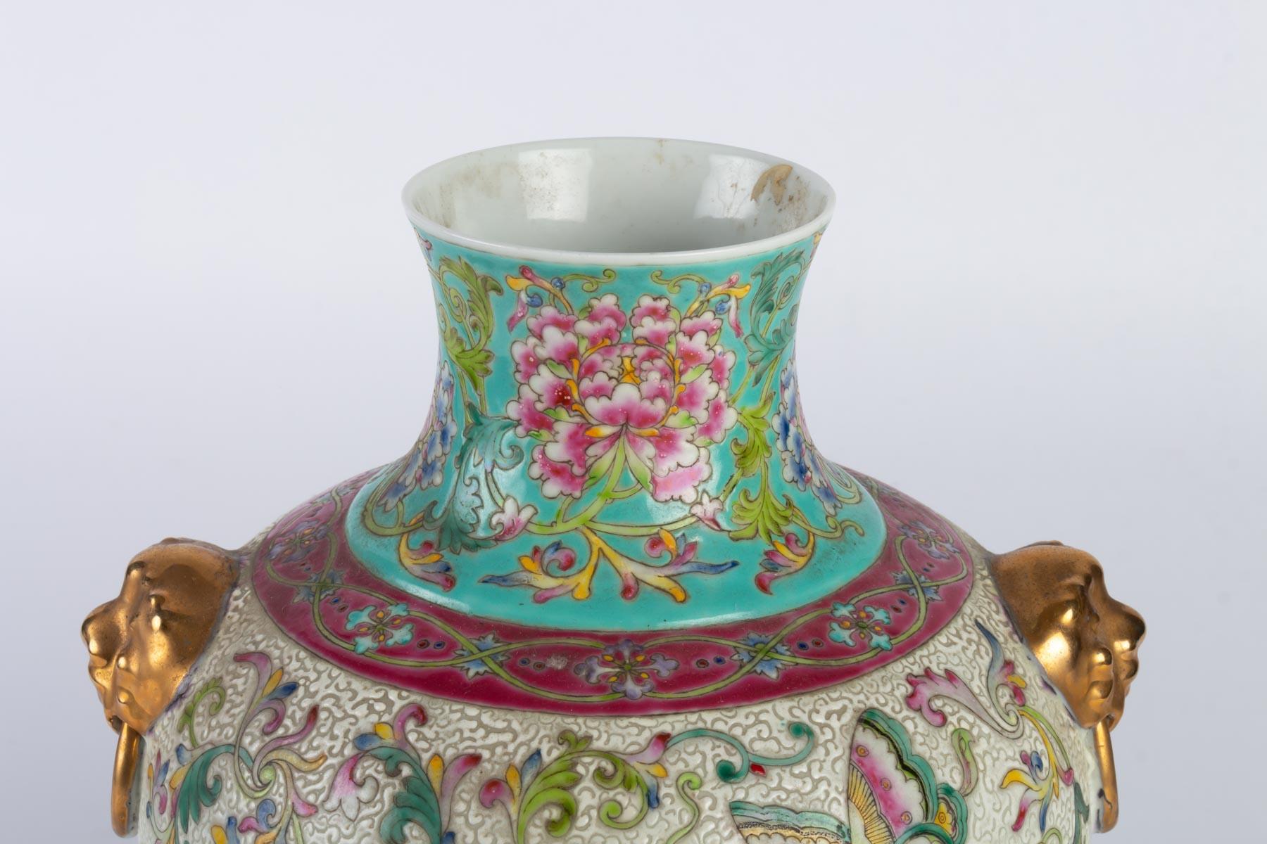 Chinese Export Porcelain Vase Decorated with Floral Scrolls
