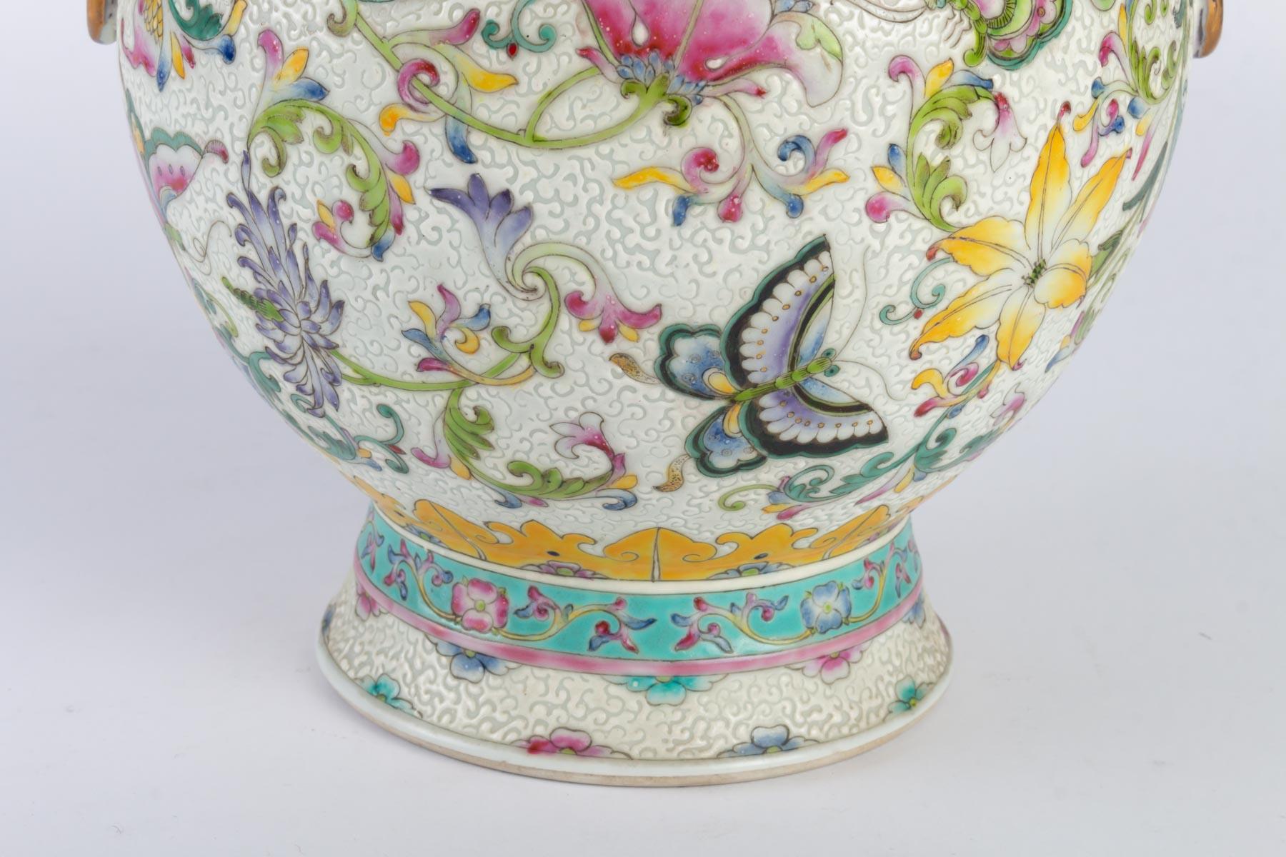 Porcelain Vase Decorated with Floral Scrolls In Good Condition In Saint-Ouen, FR