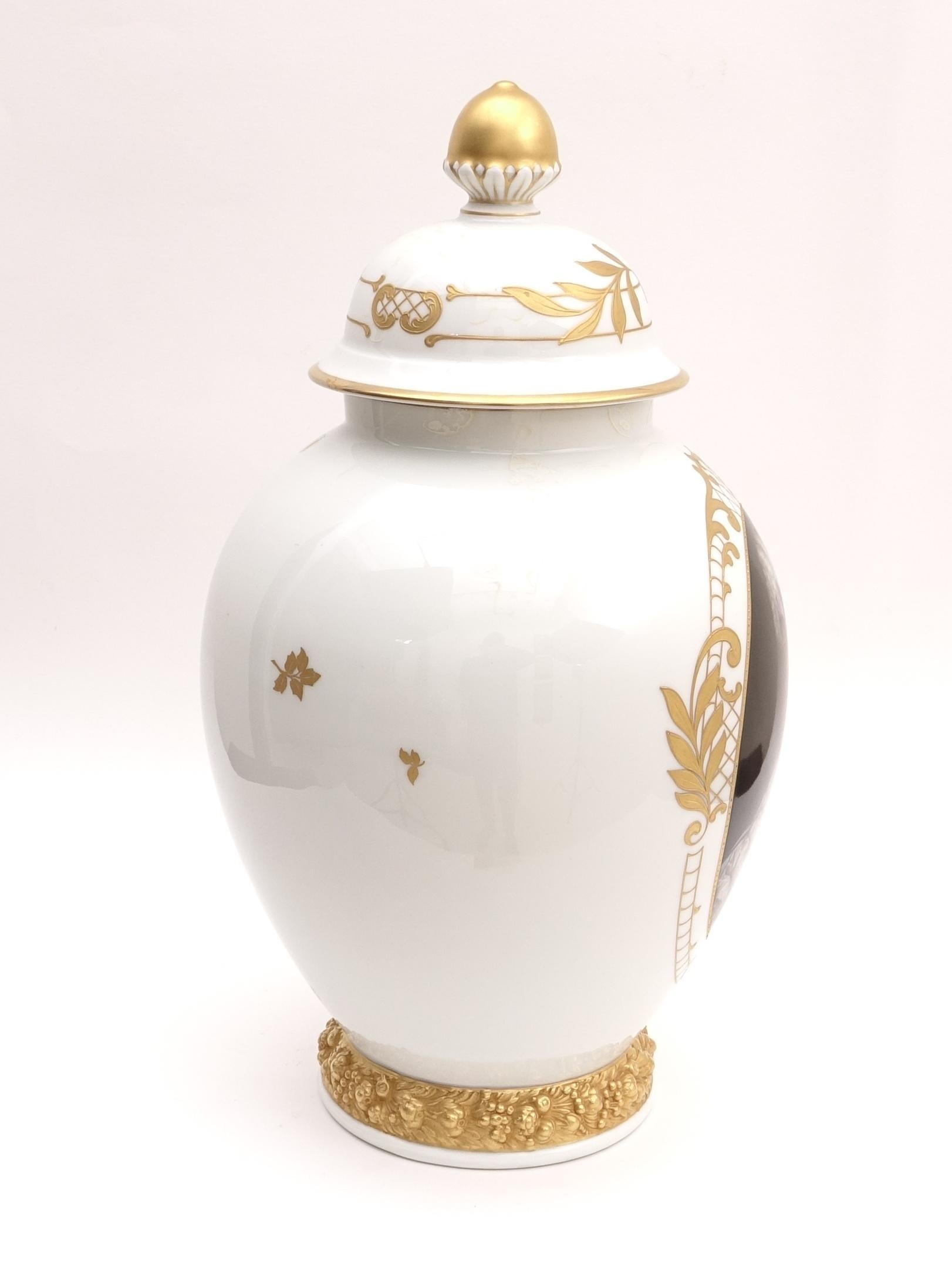 Porcelain Vase Depicting Maria Antonietta 1