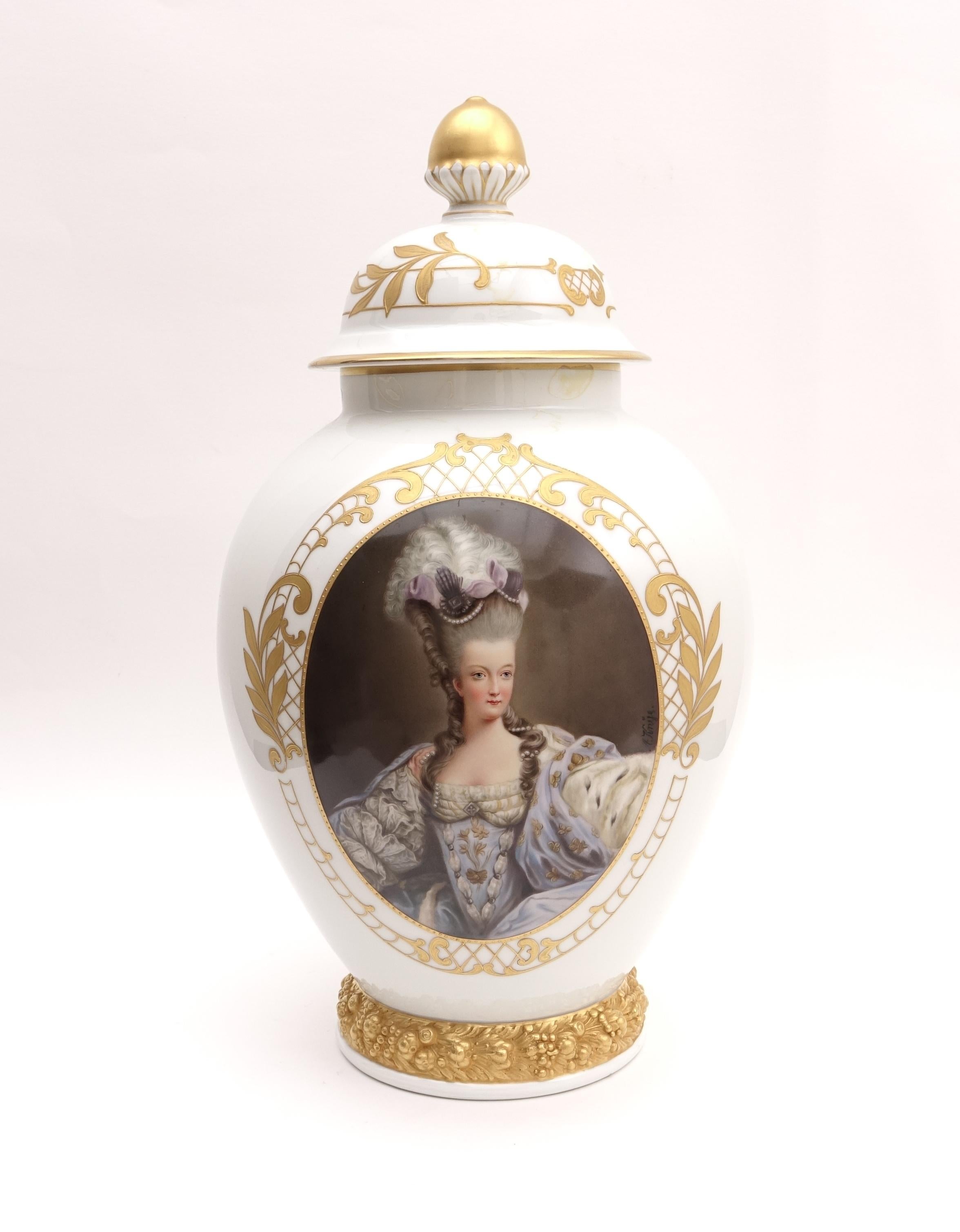 Porcelain vase depicting Marie Antoinette
Signed painting: A Knys.
Rosenthal porcelain - Selb Bavaria

Measurements: Diameter 23 cm - Height 39 cm
The work in question requires a certificate of free circulation to be shipped. This certificate
