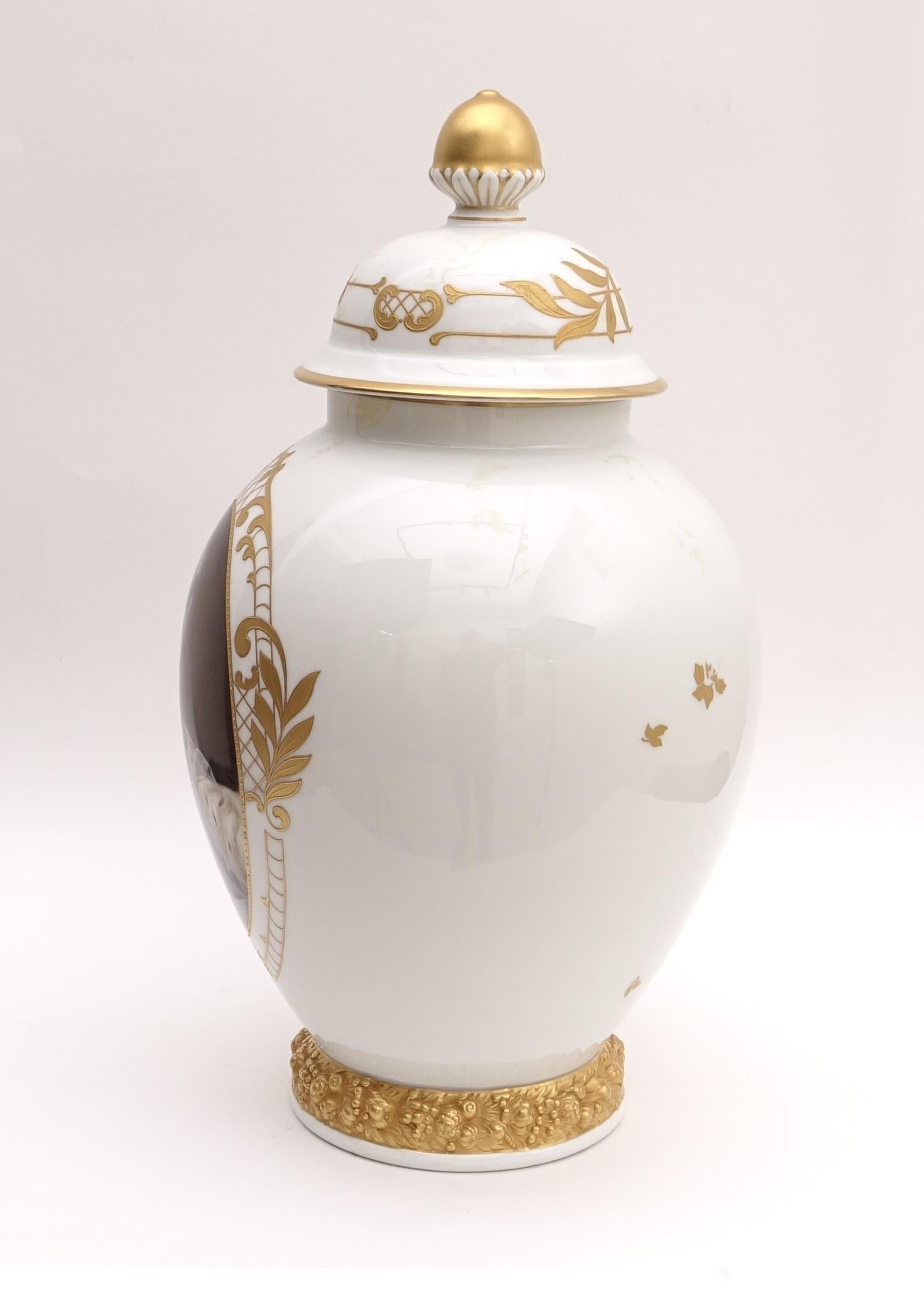 20th Century Porcelain Vase Depicting Maria Antonietta