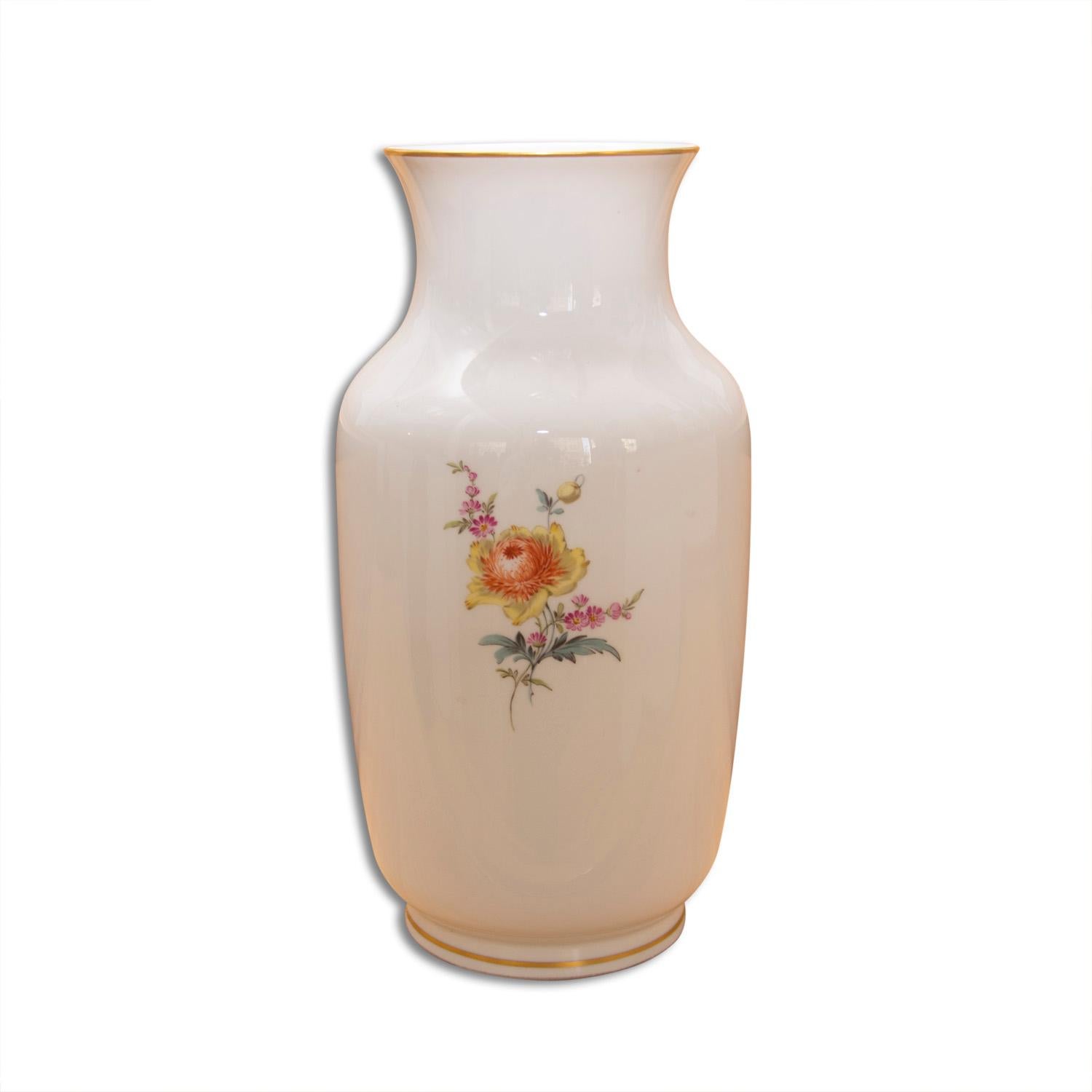 This porcelain vase was made by a world famous porcelain company in Meissen, Germany in the 1930´s. In very good Vintage condition without any damage.