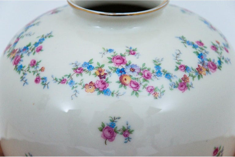 Decorative vase, sign. Bavaria.
Dimensions: height 14 cm / diameter 13 cm
Very good condition. No damage. 





 