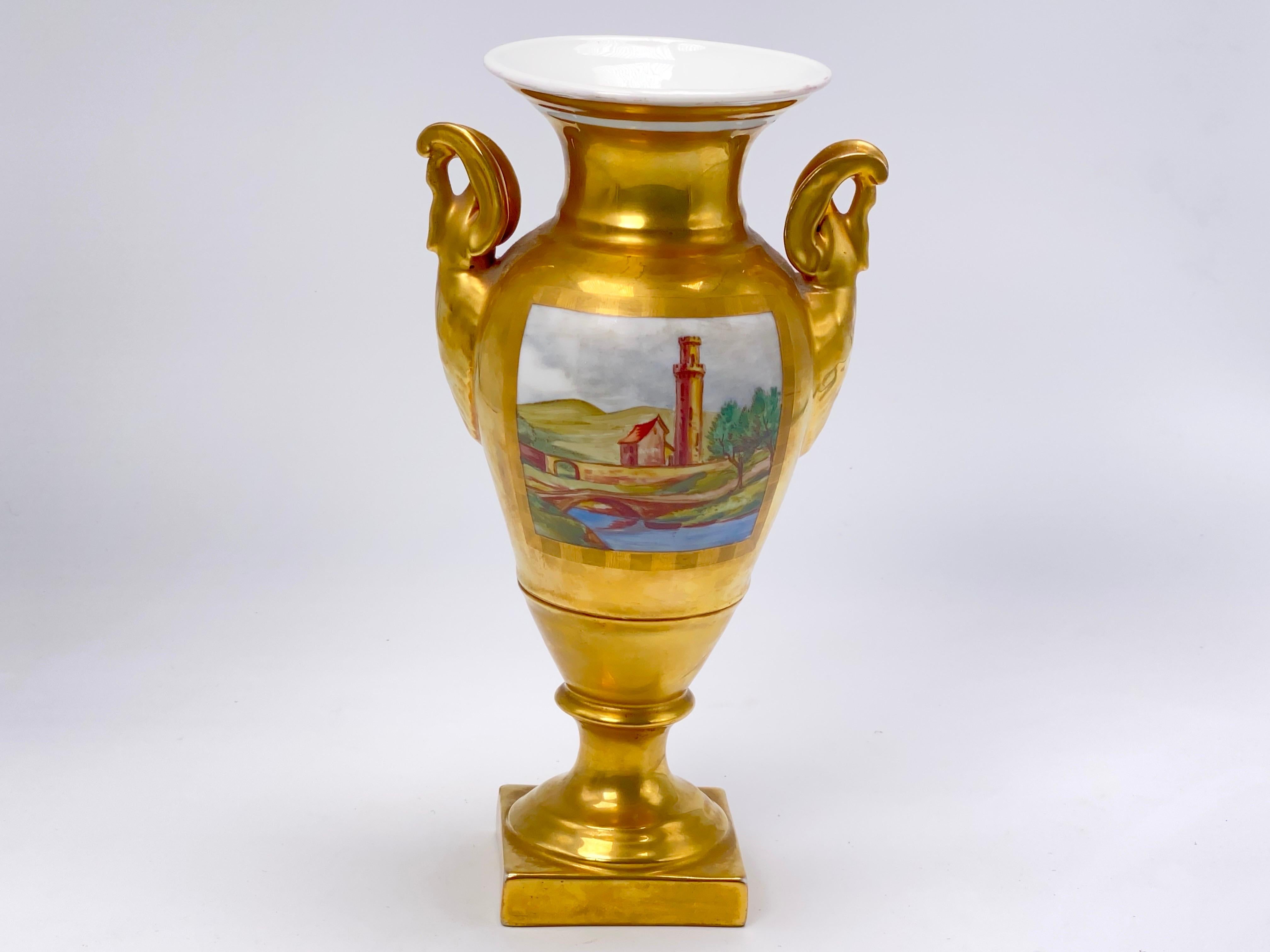 Ce vase en porcelaine a été réalisé par Jacob Petit, il est signé J.P., et le fabricant est 