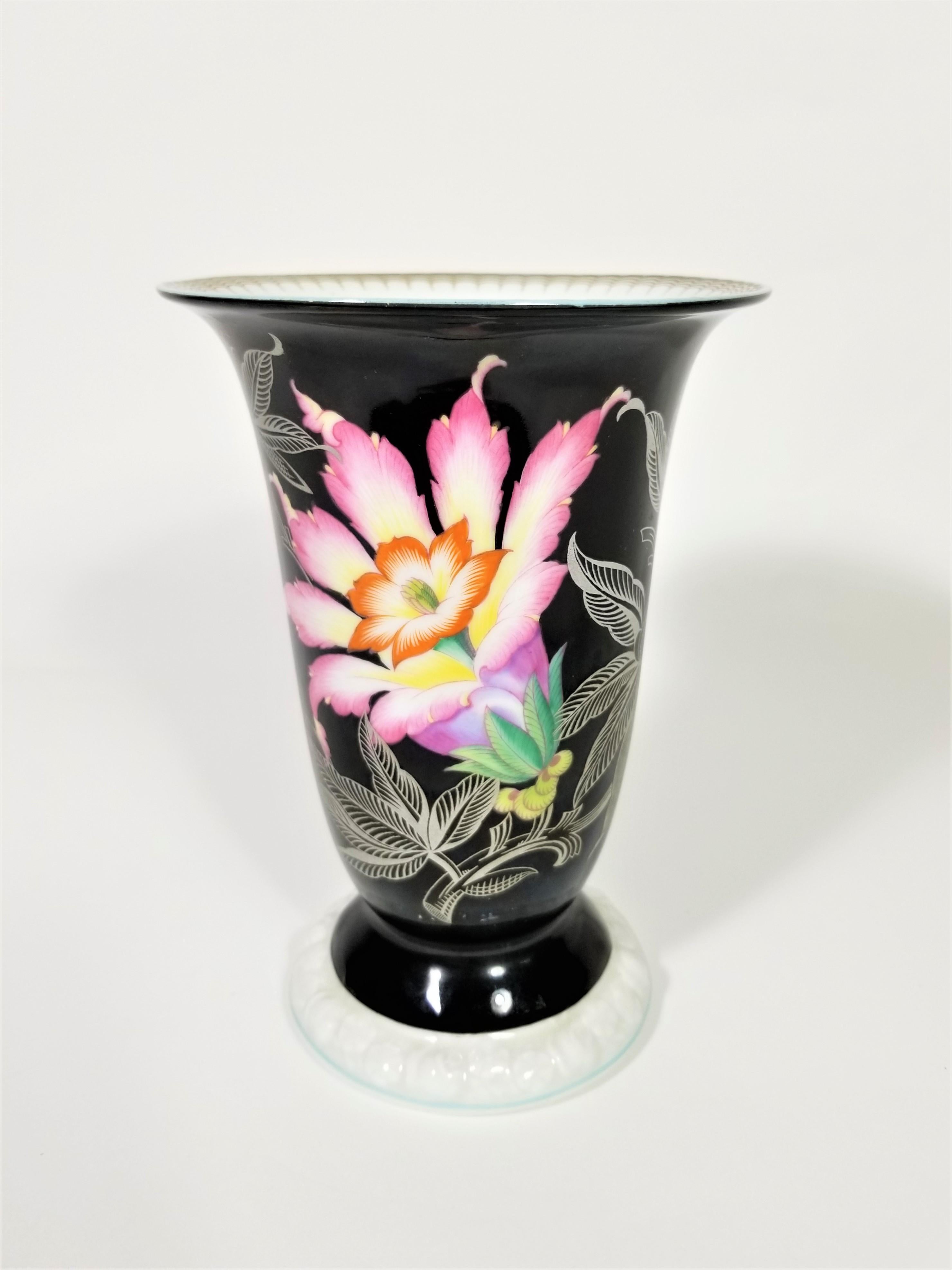 Lovely porcelain vase signed Heinrich H & G Selb vase. Black exterior with brightly colored flower and silver accents. White interior. Made in Germany.
Excellent condition.

Measurements:
Height 7.5 inches
Diameter top 5.0 inches
Diameter