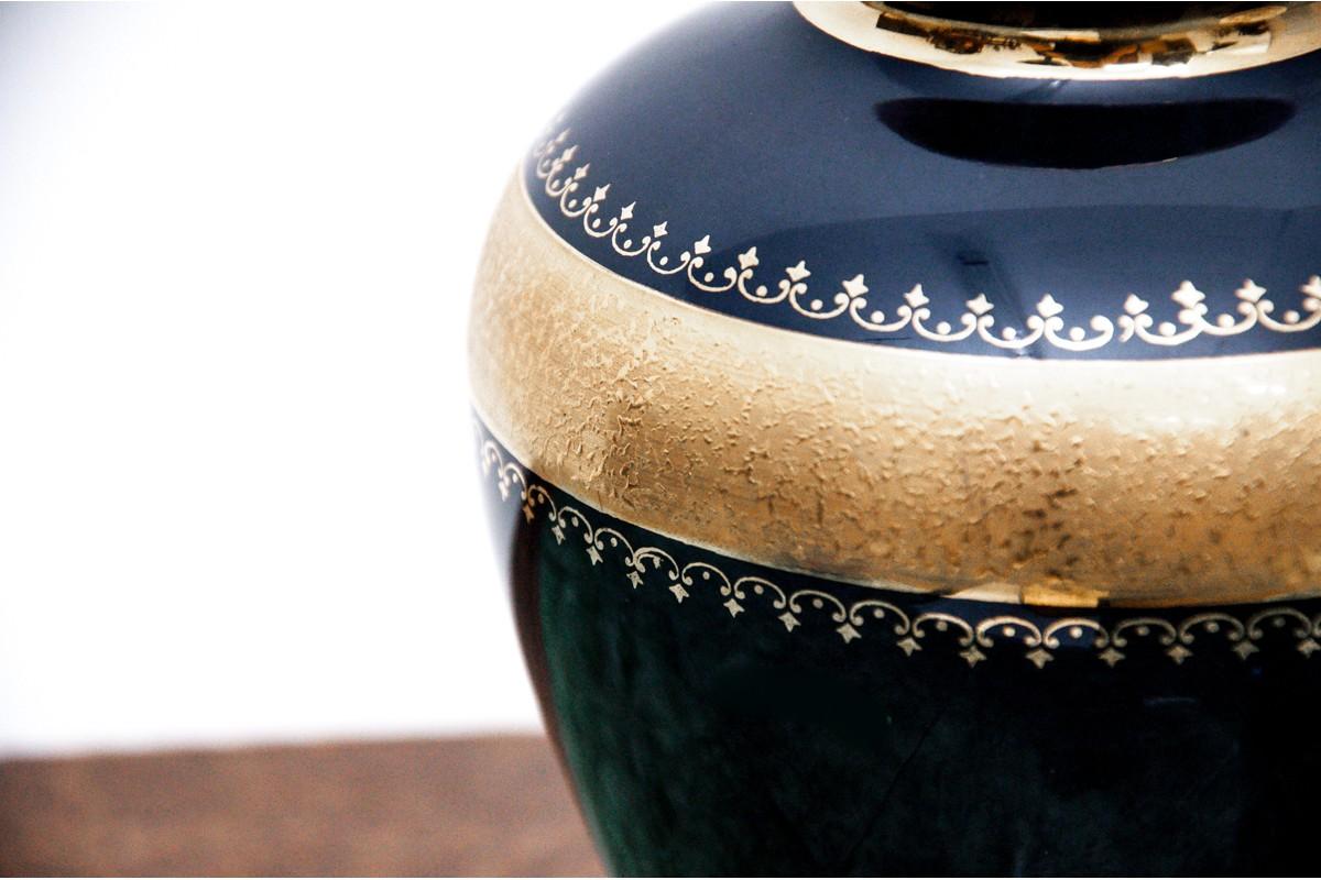 Eine kobaltfarbene Vase mit goldenem Dekor, signiert Royal Porzellan Bavaria KPM.

Echt Cobalt, handbemalt.

Maße: Höhe 17,5 cm / Durchmesser 14 cm.