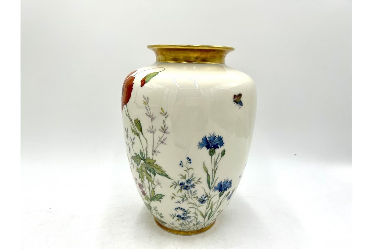 Porcelain vase decorated with gilding and a beautiful motif of a flowery meadow

Made in Germany, signed Krautheim Selb Bavaria, mark used in 1945-1977.

Very good condition, no damage

Measures: height 26 cm, diameter 17 cm.