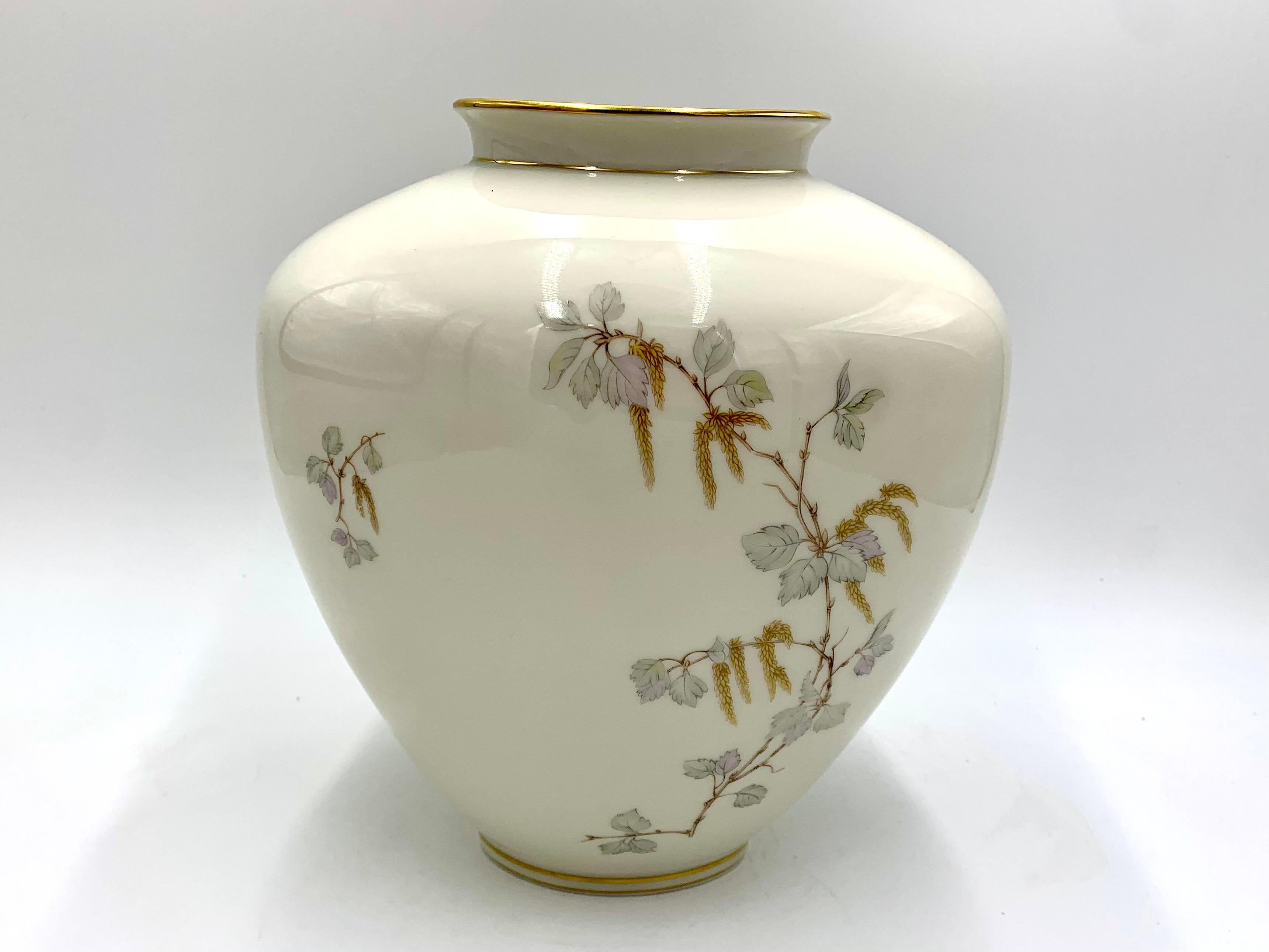 A large porcelain vase with an interesting shape.
Signed Krautheim Selb Bavaria
Produced in the 60s of the last century.
Very good condition, no damage.
Measure: Height 26cm / Width 22cm / Depth 13cm.