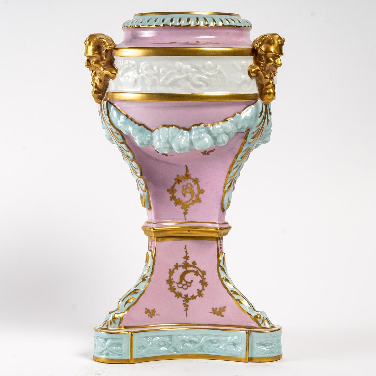 Porcelain vase, late 19th century
Porcelain vase, late 19th or early 20th century, Napoleon III style.
H: 33 cm, d: 22 cm