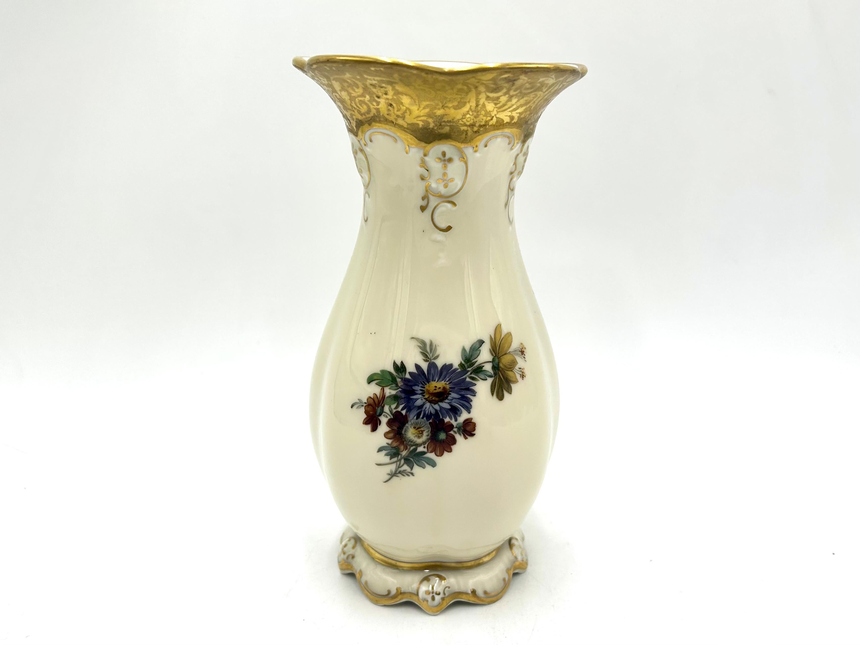 Porcelain vase made of ecru porcelain, decorated with gilding and a bouquet of flowers. Made in Germany by the valued Rosenthal label, Moliere series. Signed with a mark used in the years 1938-1952. Very good condition, no damage.
Height:
