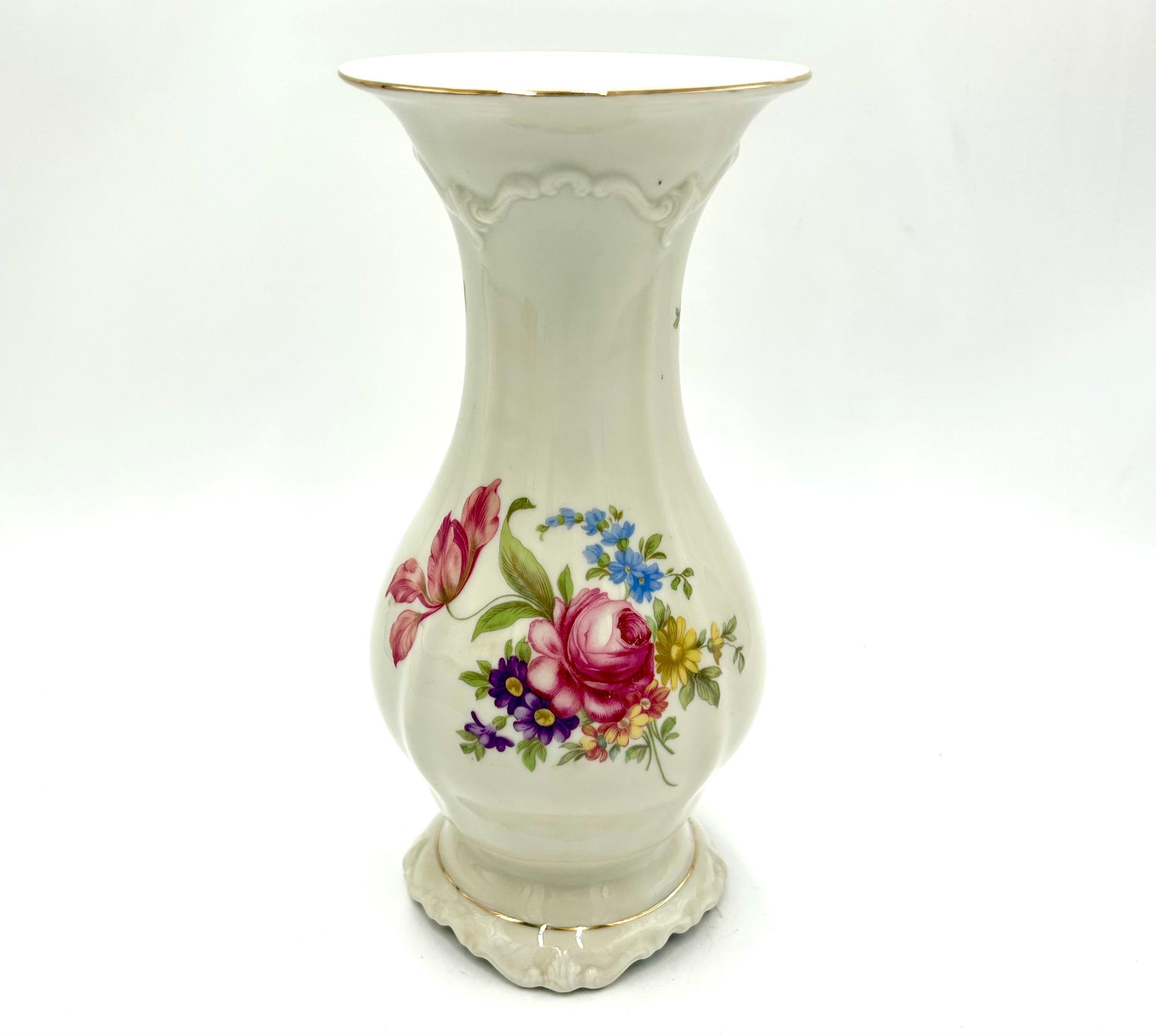 Porcelain vase made of ecru porcelain, decorated with gilding and a bouquet of flowers. Made in Germany by the renowned Rosenthal label, Pompadour series. Marked with the mark used in 1944. Very good condition, no damage.
Measures: Height: