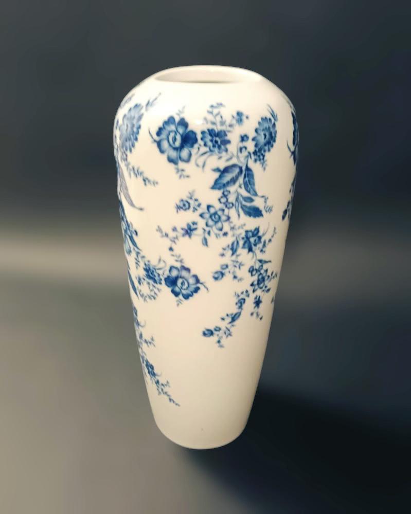 Porzellanvase mit blauen Blumen aus Porzellan von Krautheim im Zustand „Gut“ im Angebot in Los Angeles, CA