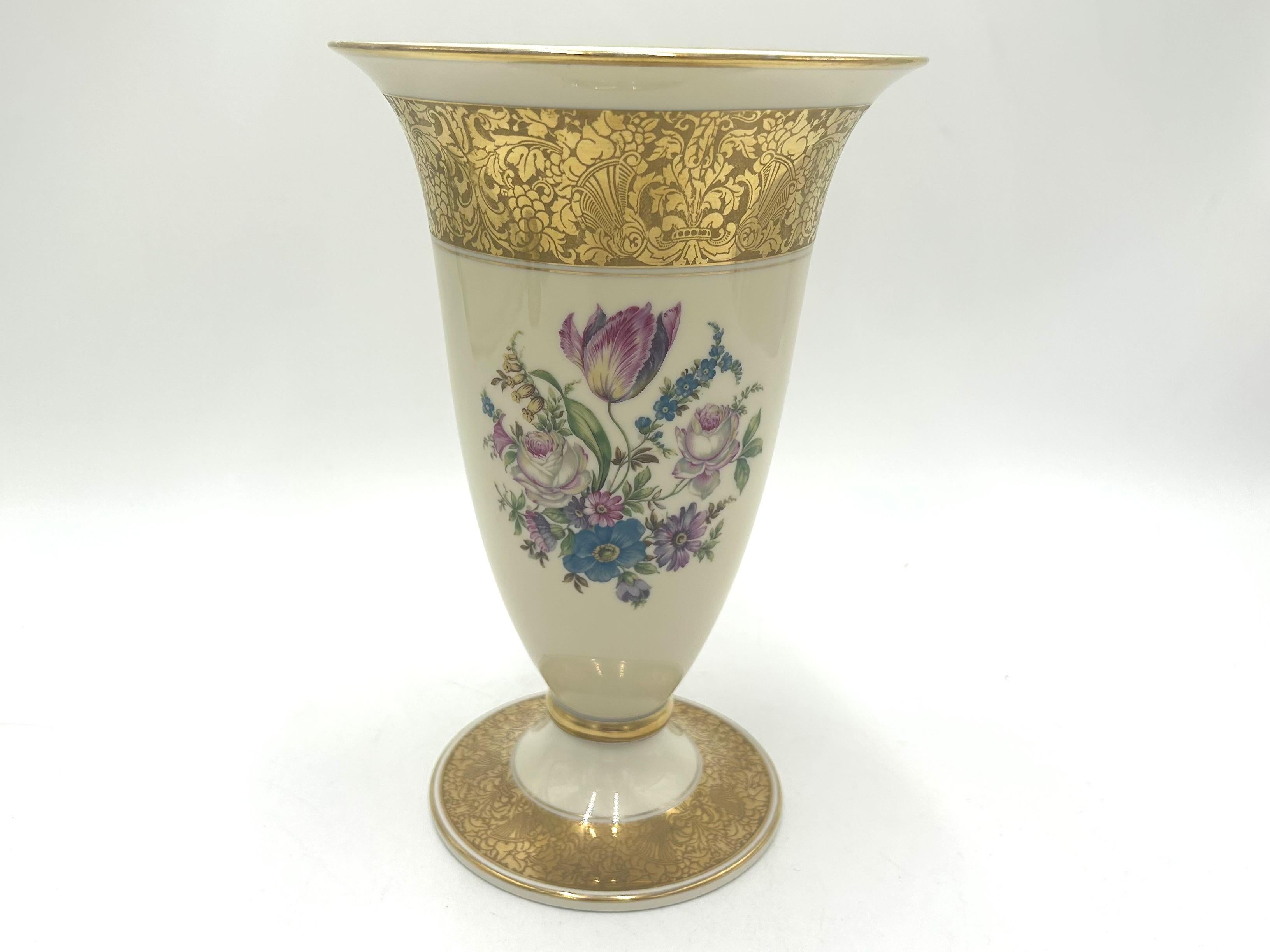 Porzellanvase aus ecrufarbenem Porzellan, verziert mit Vergoldung und einem Blumenstrauß (Serie Brabant). Hergestellt in Deutschland von dem renommierten Label Rosenthal. Signiert mit der in den Jahren 1943-1948 verwendeten Marke. Sehr guter