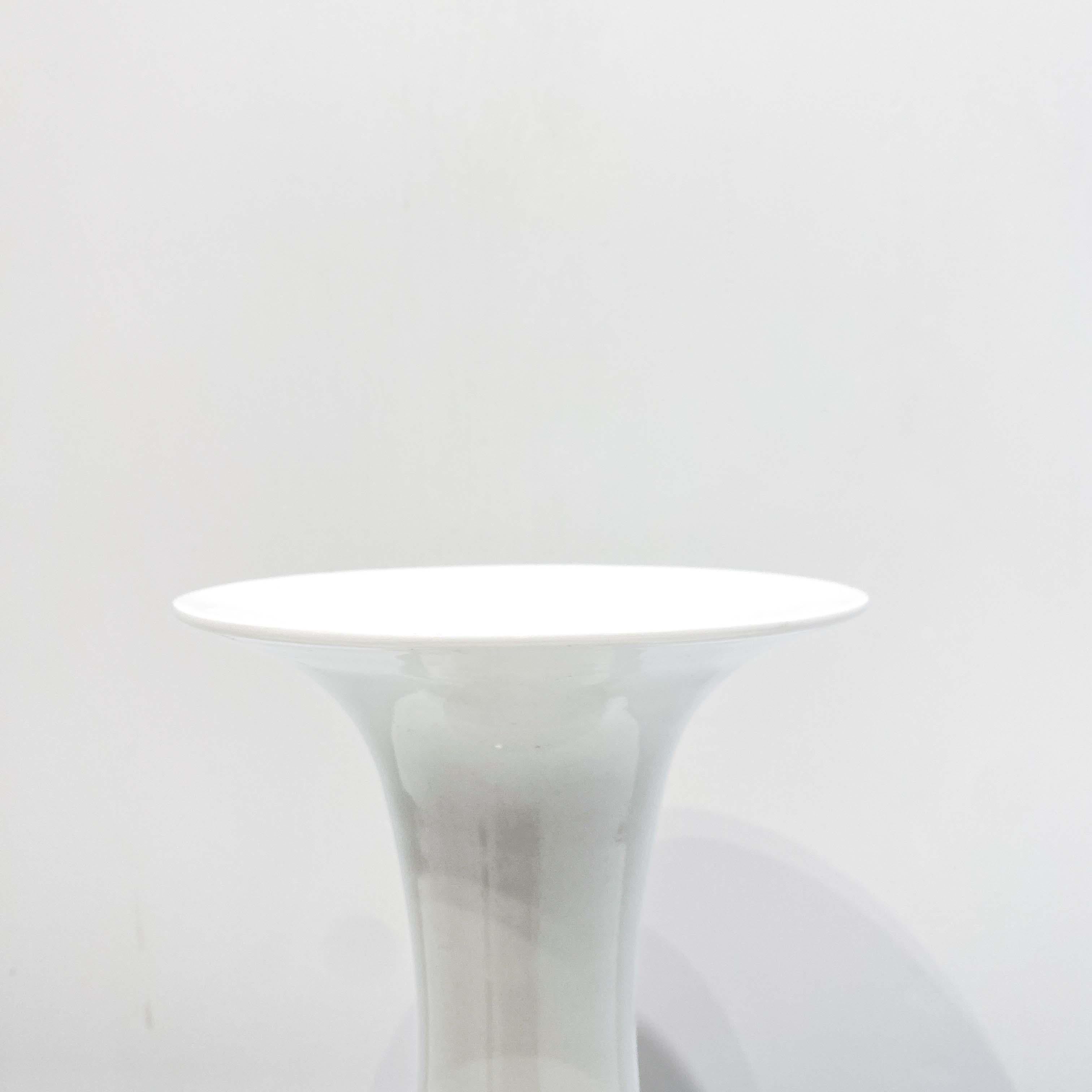 Vaso in porcellana con finitura smaltata bianca di Jan van der Vaart, 1980 in vendita 4