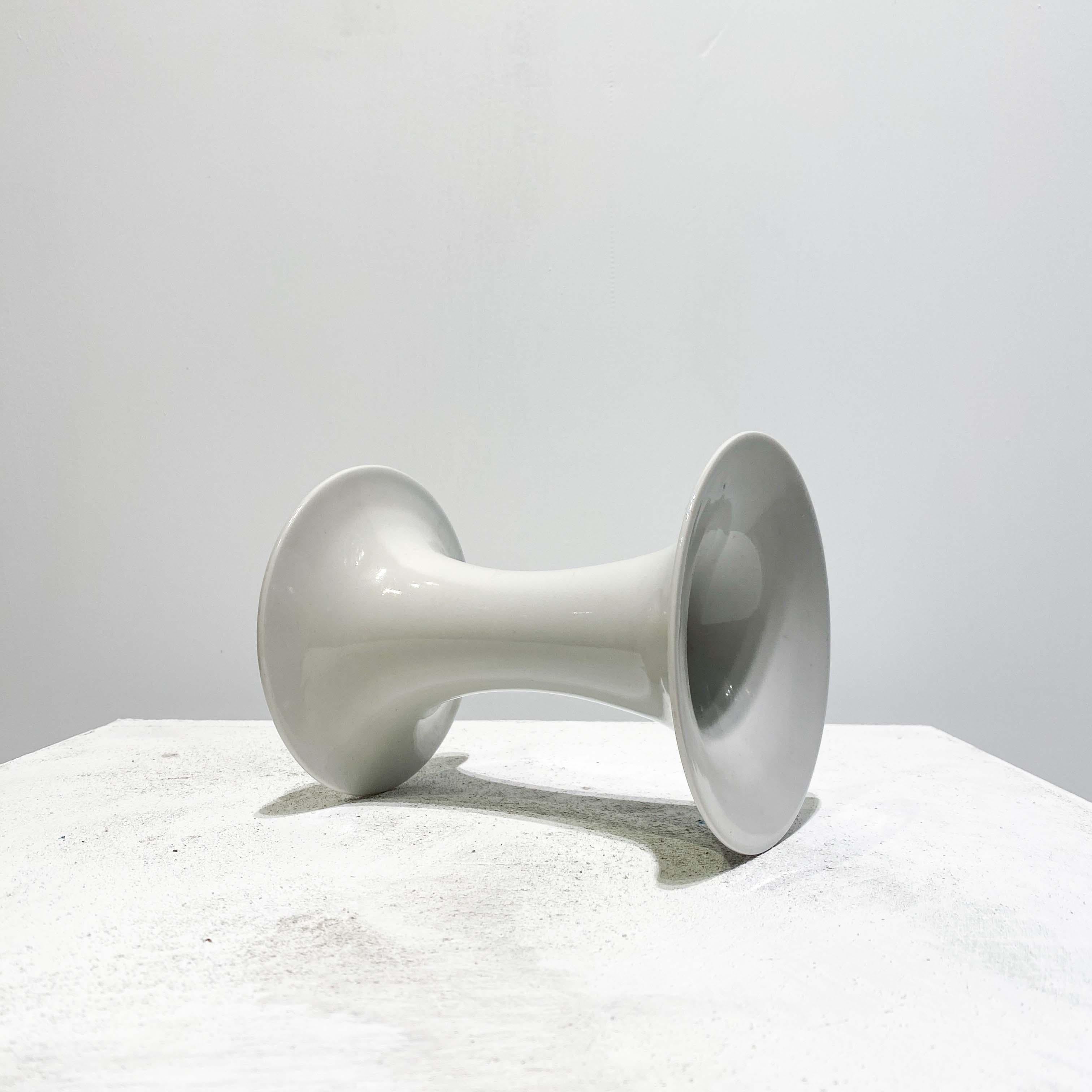 Vaso in porcellana con finitura smaltata bianca di Jan van der Vaart, 1980 in vendita 5