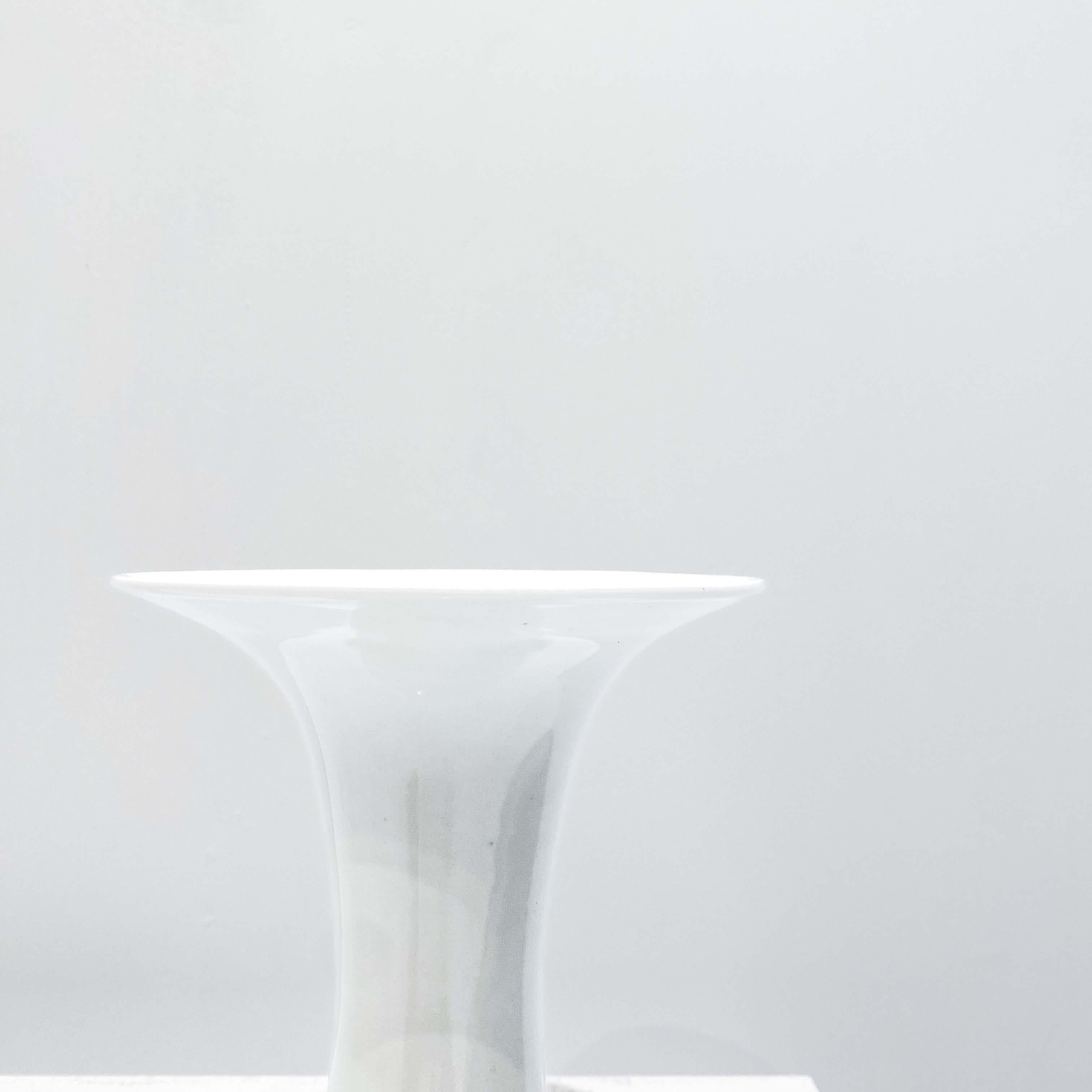 Vaso in porcellana con finitura smaltata bianca di Jan van der Vaart, 1980 in vendita 8