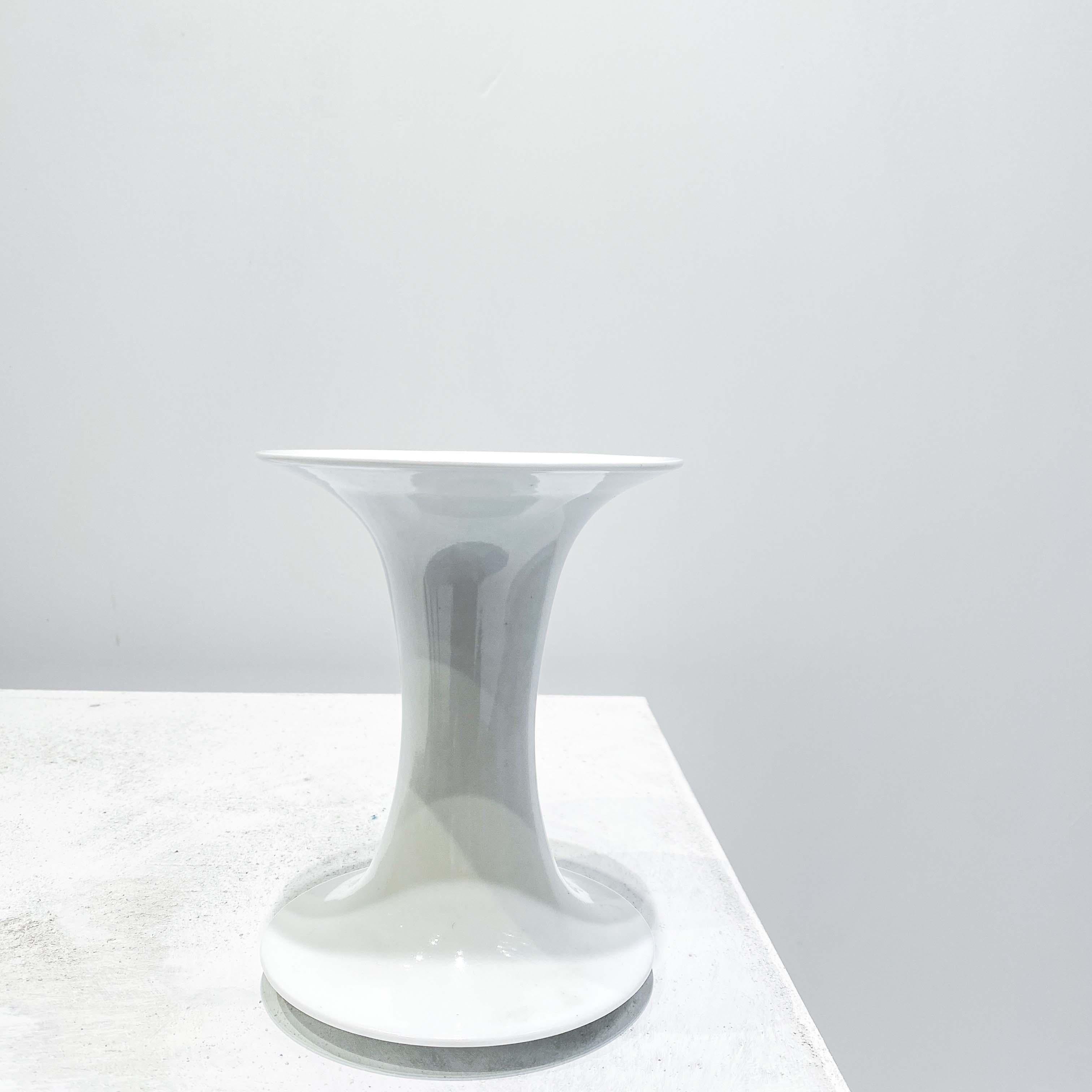 Vaso in porcellana con finitura smaltata bianca di Jan van der Vaart, 1980 in vendita 9