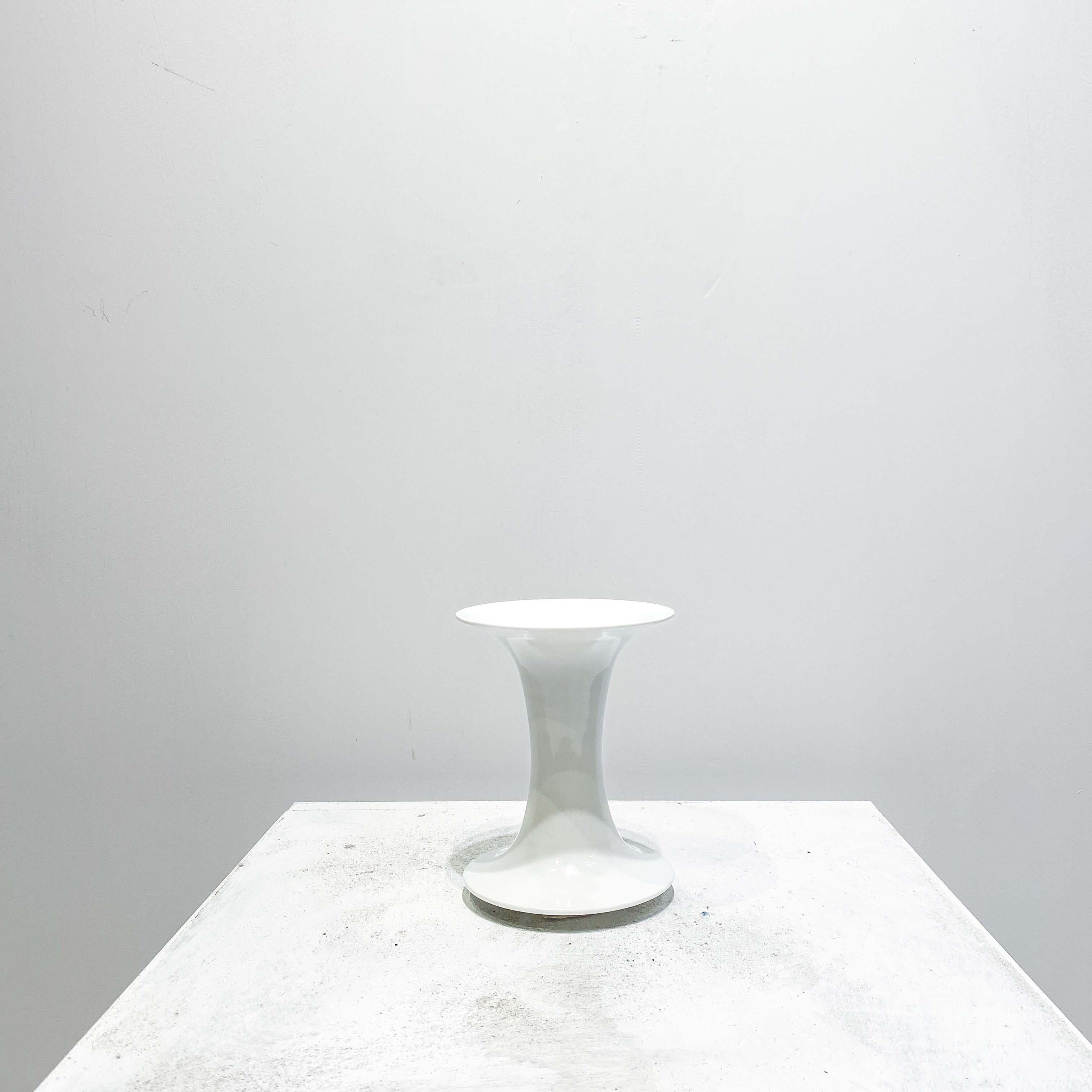 XX secolo Vaso in porcellana con finitura smaltata bianca di Jan van der Vaart, 1980 in vendita
