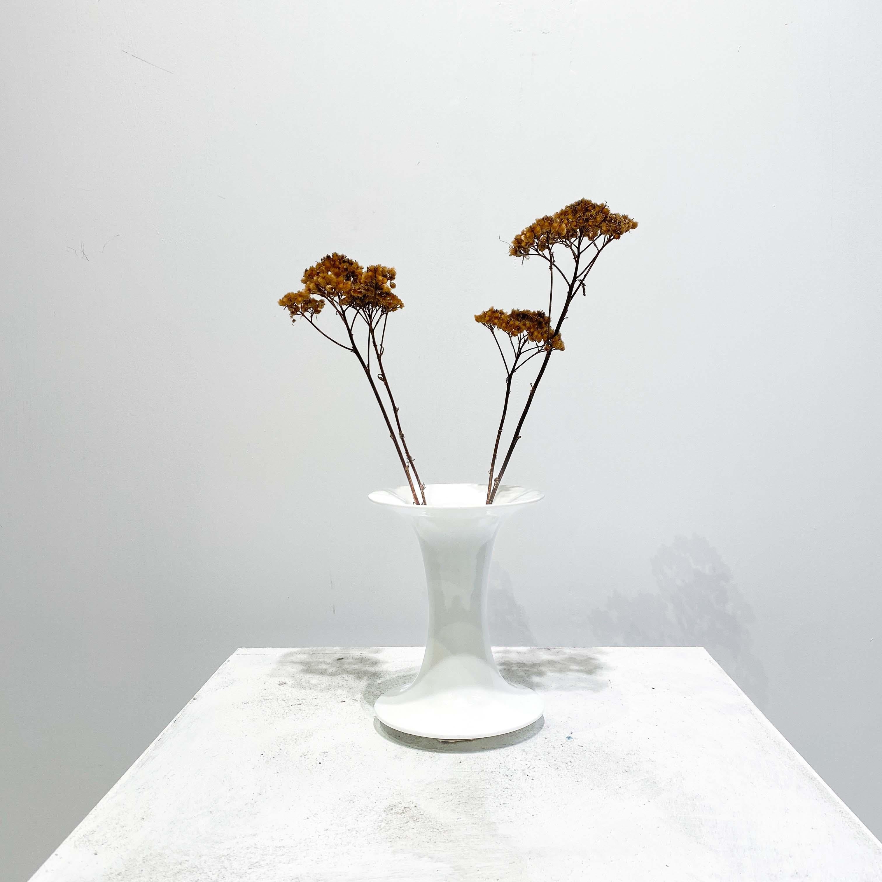 Porcellana Vaso in porcellana con finitura smaltata bianca di Jan van der Vaart, 1980 in vendita