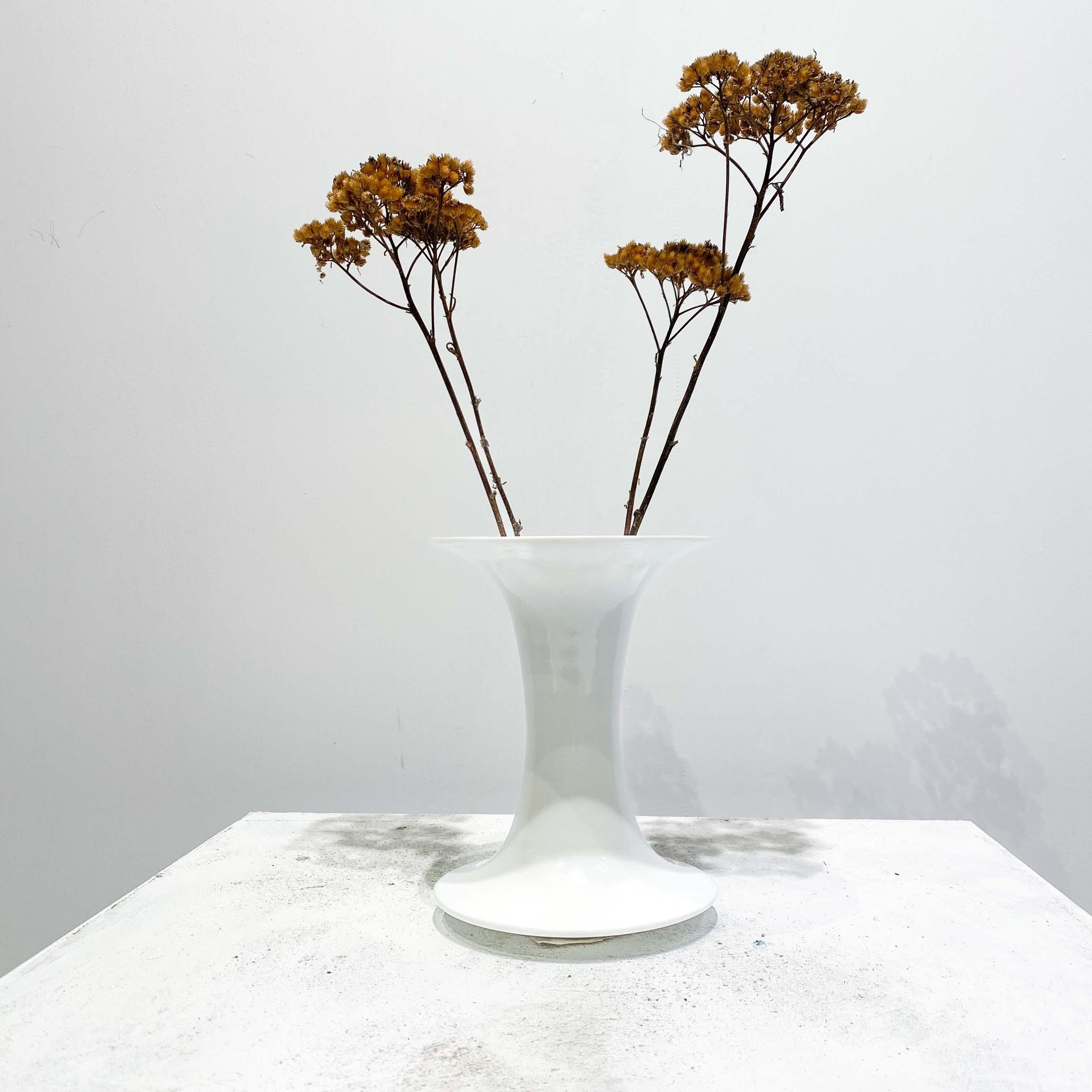 Vaso in porcellana con finitura smaltata bianca di Jan van der Vaart, 1980 in vendita 1