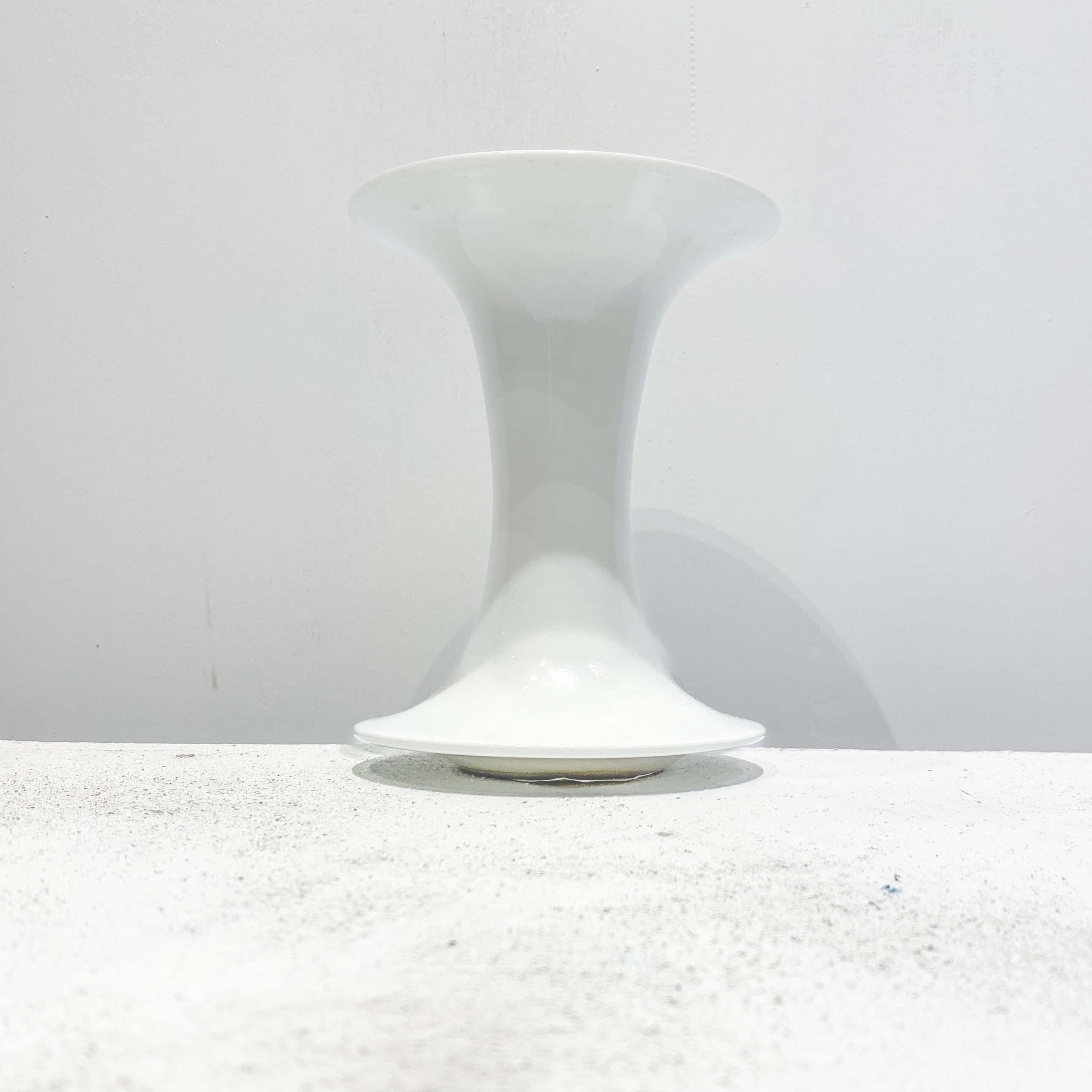 Vaso in porcellana con finitura smaltata bianca di Jan van der Vaart, 1980 in vendita 3