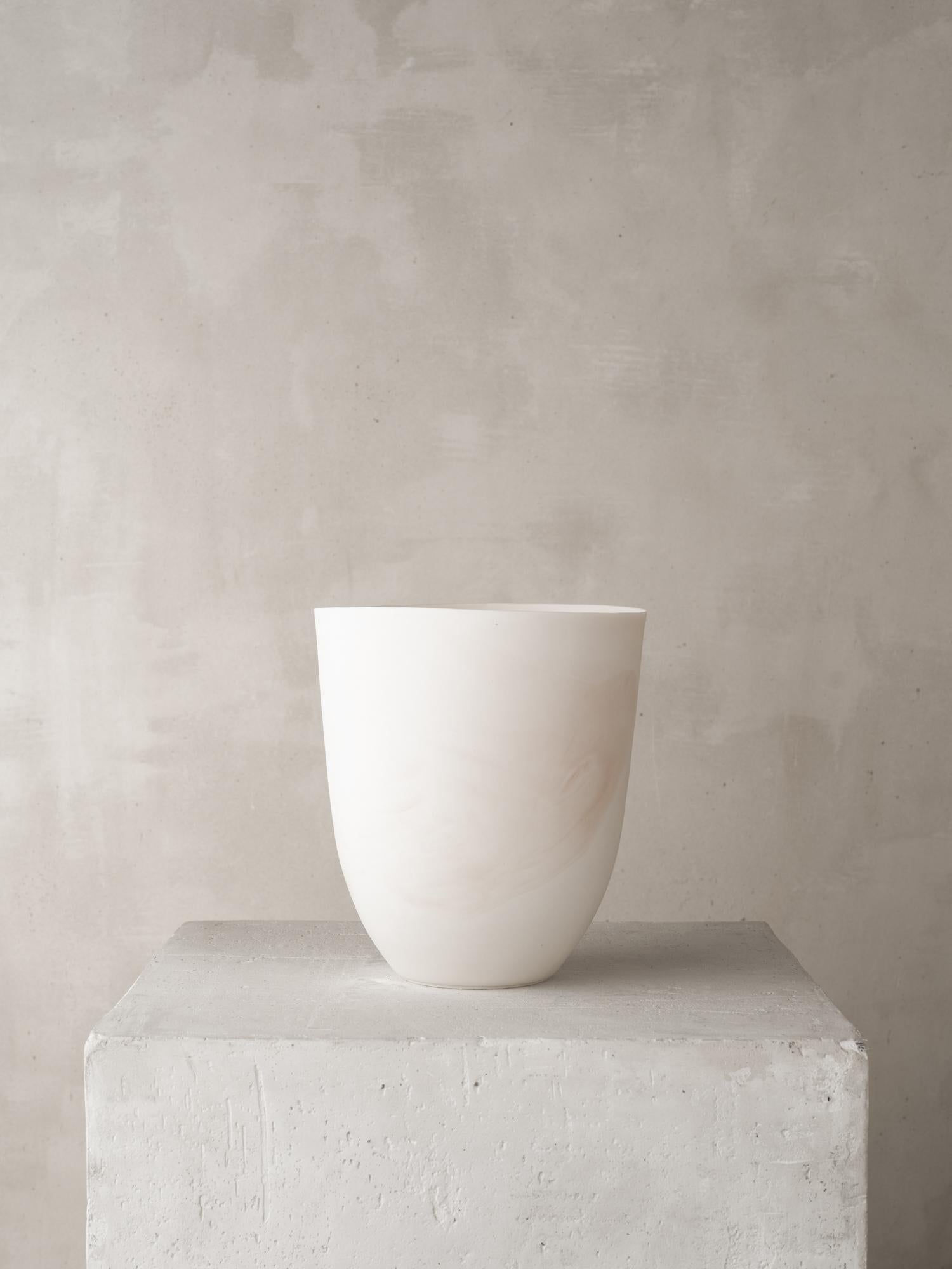 Porcelain Vessel 230410 by Katherine Glenday In New Condition For Sale In New York, NY