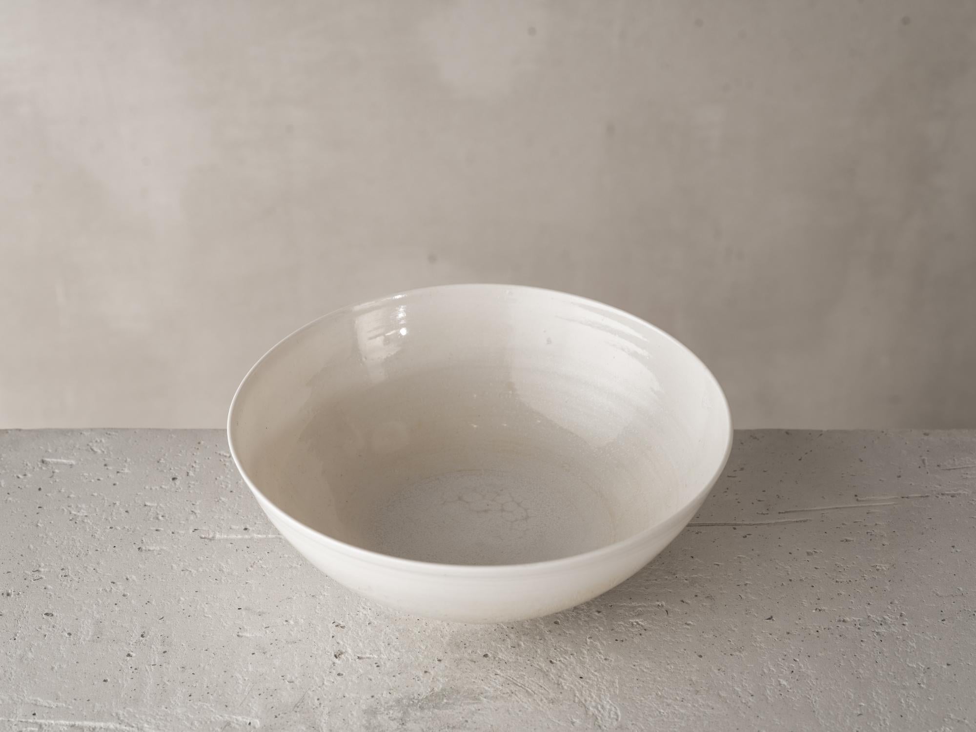 Porcelain Bowl 230434 by Katherine Glenday In New Condition For Sale In New York, NY