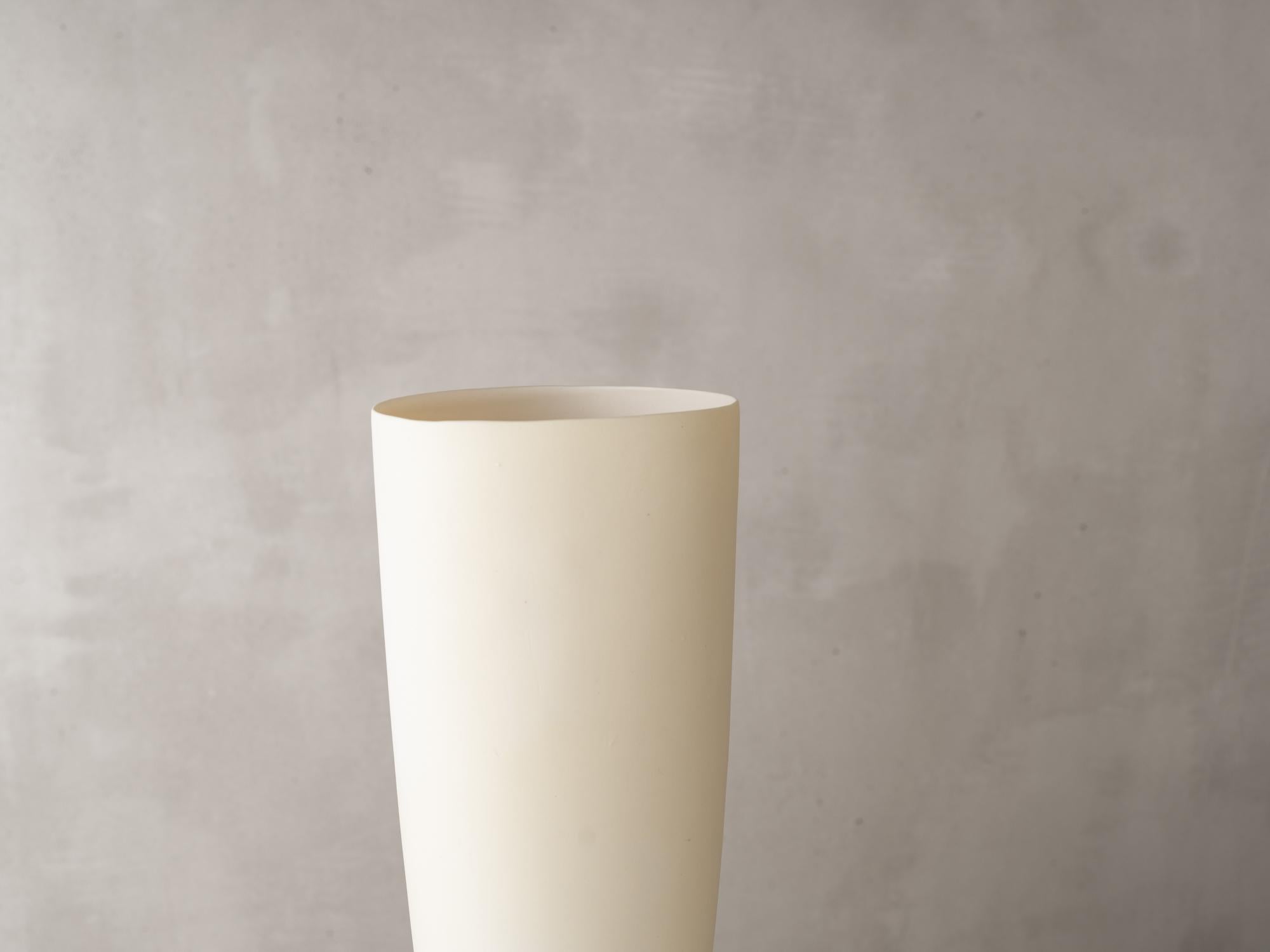 Porcelain Vessel 230437 by Katherine Glenday In New Condition For Sale In New York, NY
