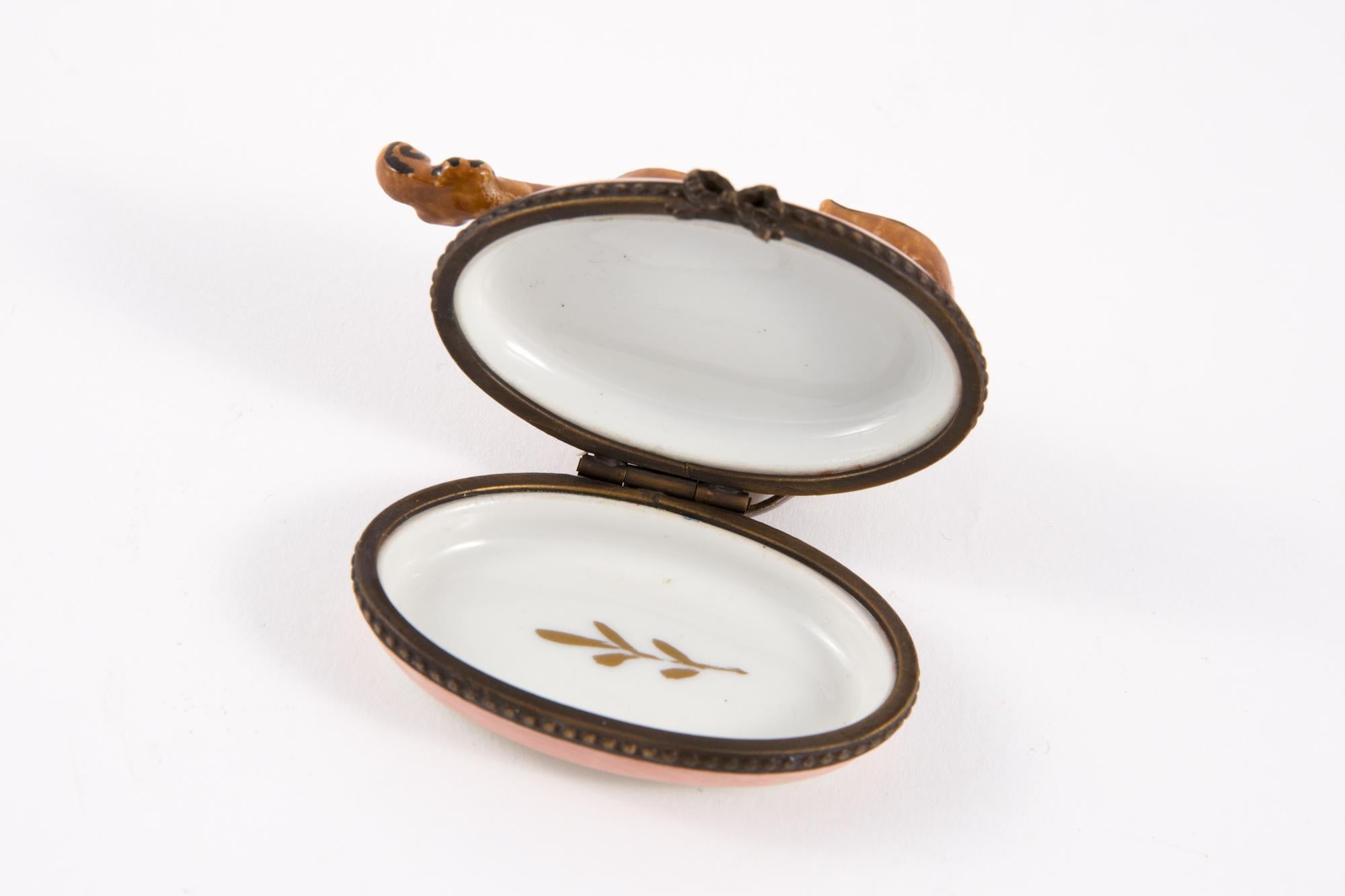 Porcelain Violin Pill or Jewel Box In Good Condition For Sale In Paris, FR