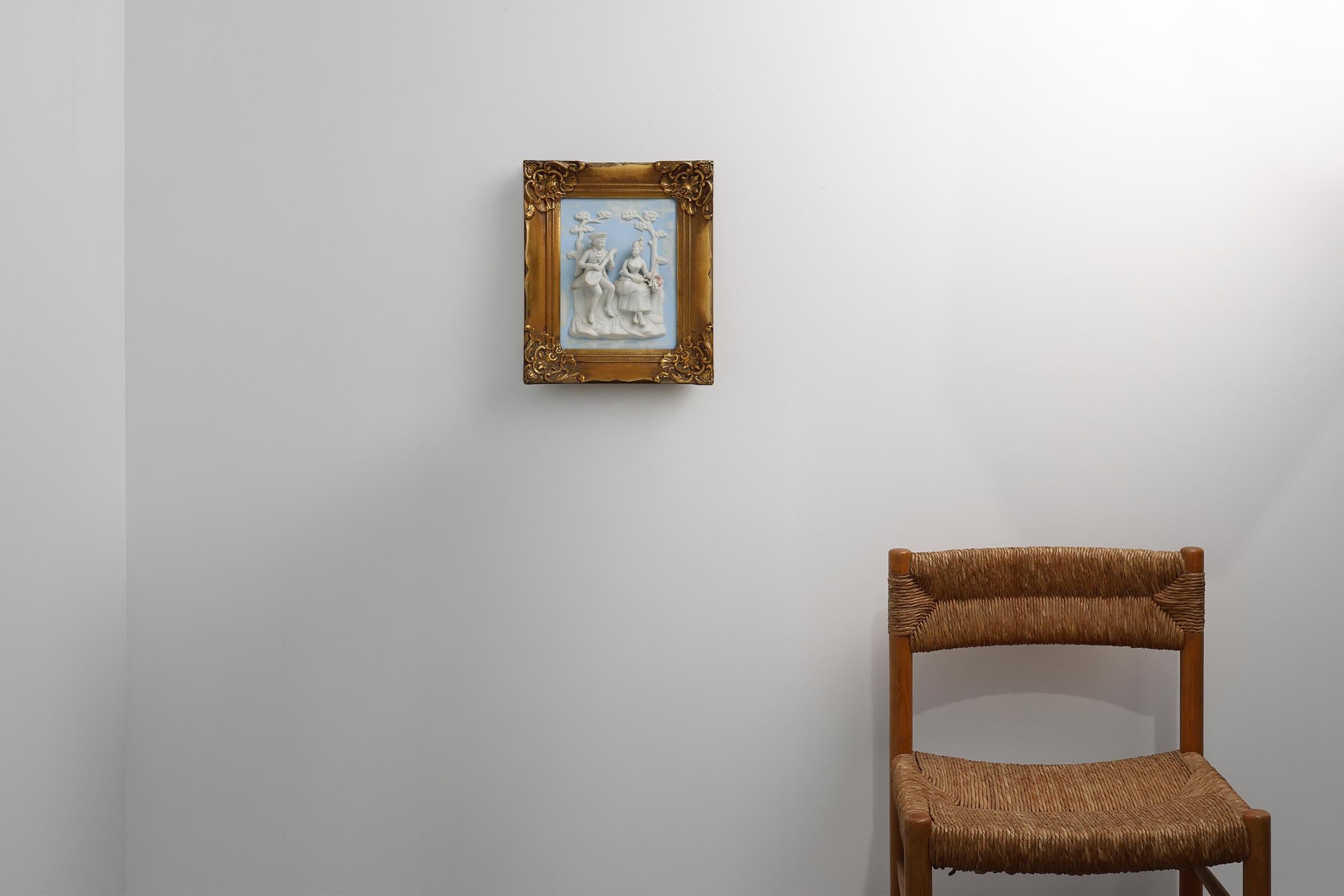 Deutschland / 1950 / Wandkunst / Alt Meissen / Porzellan / Barock / Rokoko 

Diese exquisite Wandtafel aus Porzellan aus der Mitte des Jahrhunderts, die in den 1950er Jahren in Deutschland von Alt Meissen hergestellt wurde, spiegelt die romantische