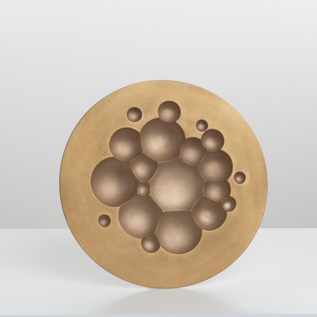 This porcelain wall decoration designed by Tapio Wirkkala is composed of inverted half bubbles on a gilded paint top surface, it is a lunar and poetic vision that Tapio Wirkkala offered to the manufacturer Rosenthal Studio in 1971.
This work is the
