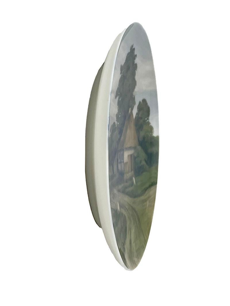Wandteller aus Porzellan von Bing & Grøndahl, Dänemark 1902-1914

Landschaft mit Bauernhausszene auf Porzellanteller von Bing & Grøndahl, Dänemark 1902-1914 mit Dekornummer 7348 / 357-25 auf der Rückseite und Malerinitialen I.N.
Bing & Grøndahl war